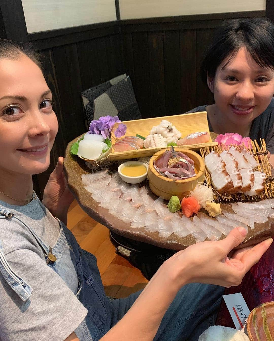 土屋アンナさんのインスタグラム写真 - (土屋アンナInstagram)「天草は美味しい物がたっくさんっ🤩 アオハルTVのロケで天草にお邪魔しました！ 小さい頃から海が好きで好きで好きすぎるアンナは海女さんをとってもリスペクトしてます。 海は美しいだけでなく、やはり危険な事も‥ そんな海に身体を張って私達に美味しい海の幸を届けてくれるのが海女さん。勿論漁師さん達もそう。 毎日頂く海の幸。感謝しなきゃだよね！ 今日21時〜アオハルTVで海女体験をしてるから是非見てねー😘💖💖 #アオハル #アオハルTV #海女 #海」8月4日 10時00分 - annatsuchiya0311