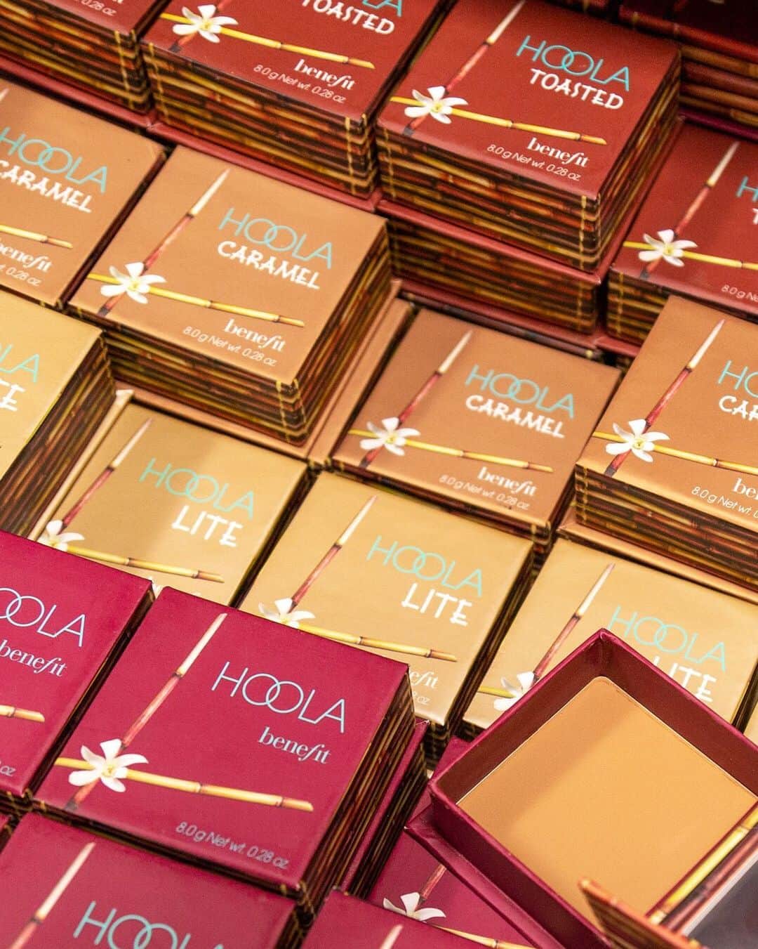 Benefit Cosmeticsさんのインスタグラム写真 - (Benefit CosmeticsInstagram)「What’s YOUR shade of #hoola? Tell us in the comments! 👇🌞 #benefit」8月4日 9時54分 - benefitcosmetics