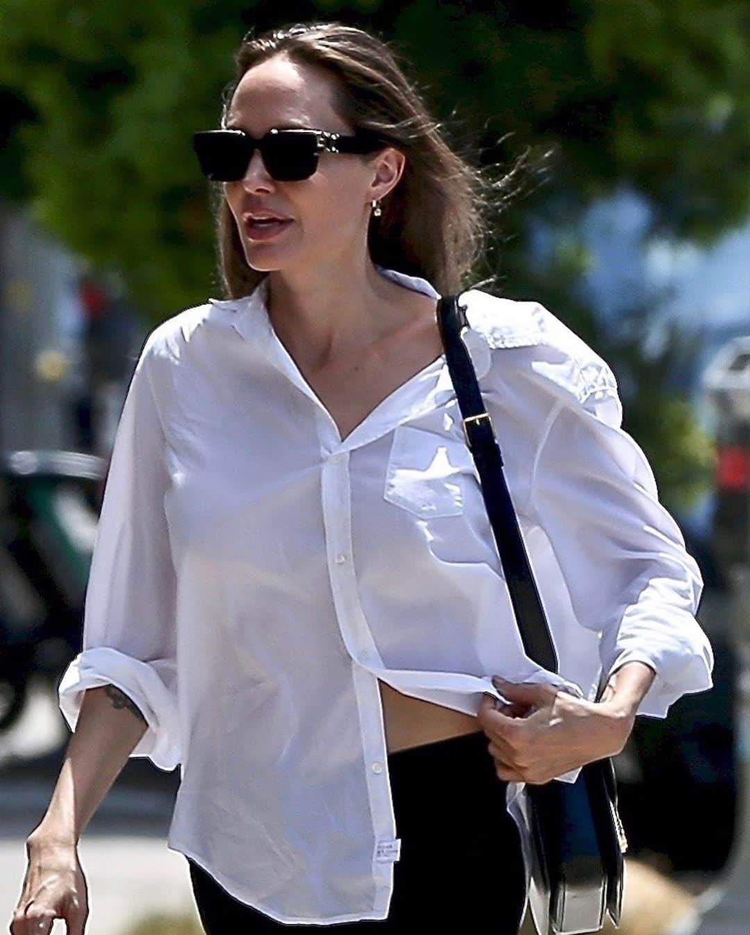 Just Jaredさんのインスタグラム写真 - (Just JaredInstagram)「Angelina Jolie wears a chic outfit while stepping out to do some shopping! #AngelinaJolie Photos: Backgrid」8月4日 9時57分 - justjared