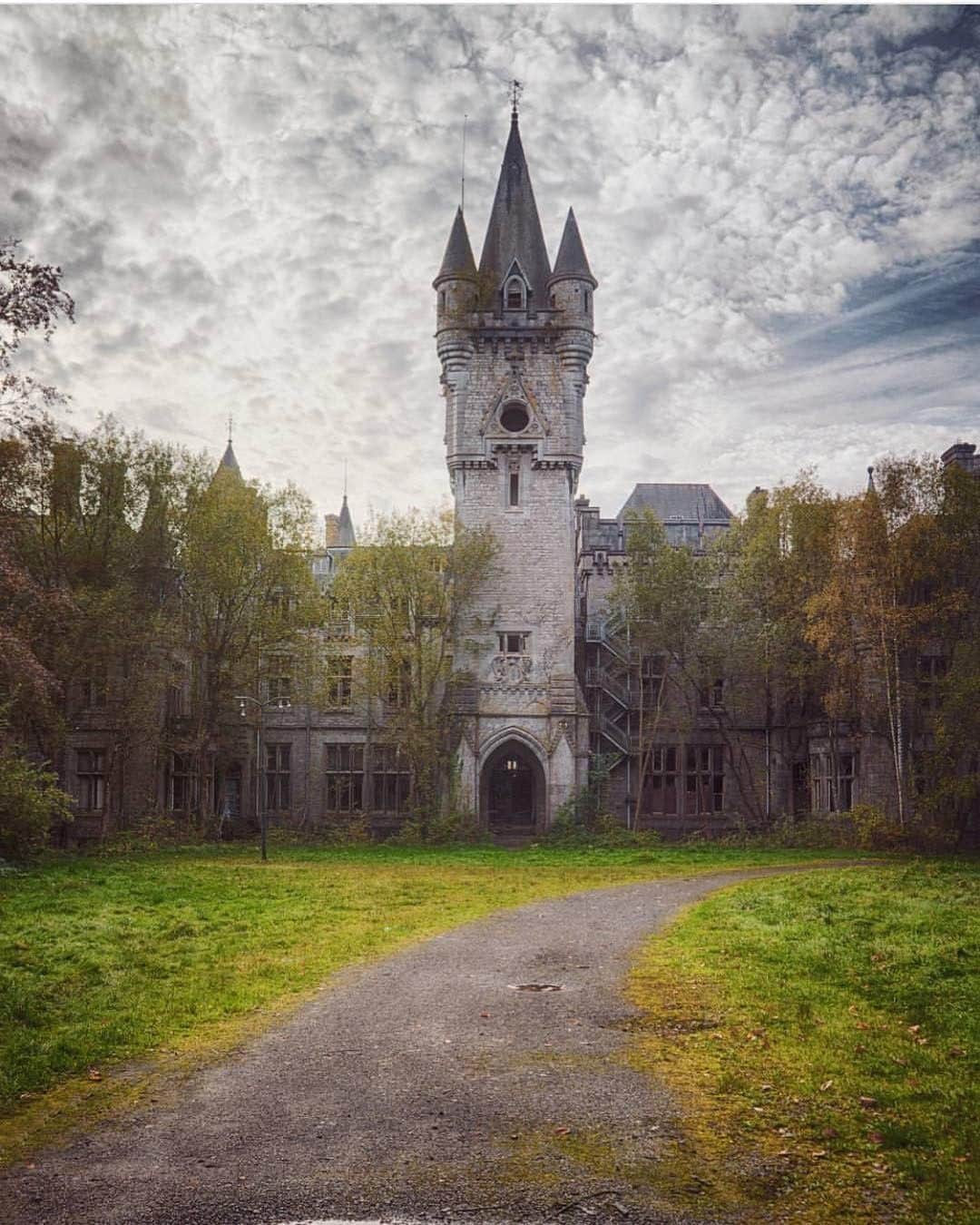 Abandoned Placesさんのインスタグラム写真 - (Abandoned PlacesInstagram)「The remains of Château de Noisy. Photography by @moxnessphotography」8月4日 10時00分 - itsabandoned