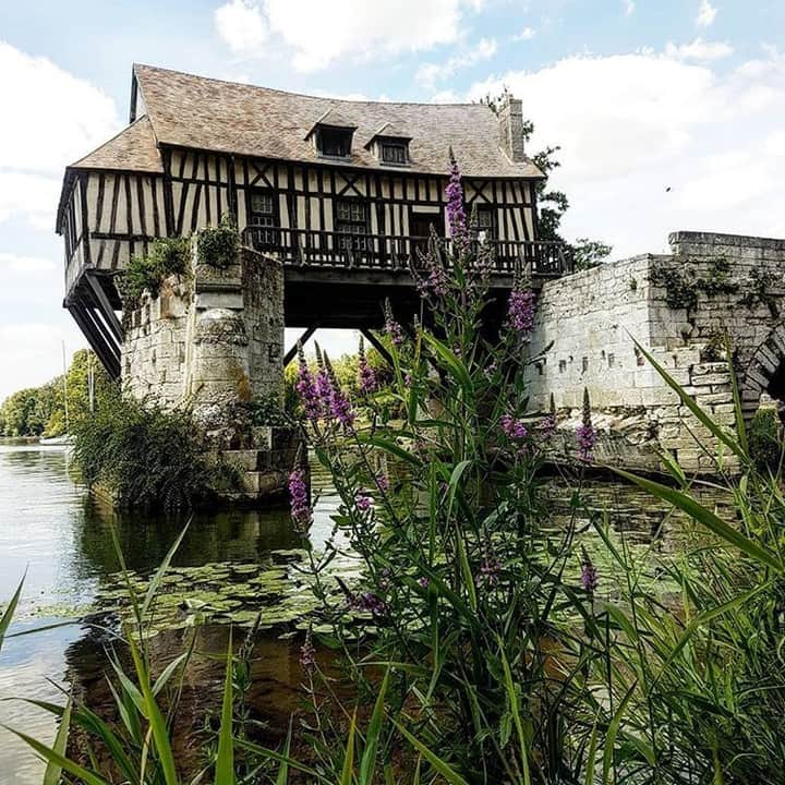 フランス大使館さんのインスタグラム写真 - (フランス大使館Instagram)「【フランスの風景🌄】印象派ゆかりの地ジヴェルニー近郊に、ヴェルノンという町があります。セーヌ川にかかる石造りの橋脚の上に作られた古い水車小屋で知られ、1883年にモネもこの水車小屋を作品に描きました。橋脚は12世紀、水車小屋は16世紀ごろに作られたものだそう 📷 : ©trixle63 @tourisme_normandie 🌄Un jour en France : située à côté de Giverny, la ville de Vernon dans l’Eure est connue pour son vieux moulin suspendu au-dessus de l’eau. 📷 : ©trixle63 @tourisme_normandie」8月4日 10時00分 - ambafrancejp