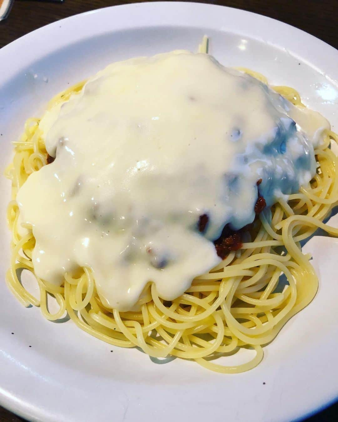 michi のインスタグラム：「道産子ご飯パート1 ミートソースのチーズがけ #チロリン村 #パスタ #チーズたっぷり #ミートソース #道産子飯 #北海道グルメ #ヤスミン #ヤスミンライブ」