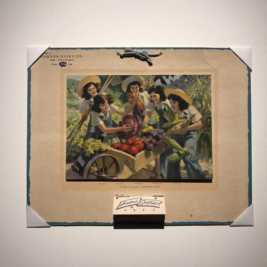 D[di:]さんのインスタグラム写真 - (D[di:]Instagram)「2006年にスタートした公募プログラムで、瑞々しい新進アーティストによる「新しい美の発見と創造」を応援するshiseido art eggで今年入選された３名のアーティストのうちのひとり、小林清乃展レセプションに行って来ました。  Polyphony 1945と題された展示は、 1945年に東京の女学校を卒業した７人の女性によって書かれた、あるひとりの同窓生あての「手紙」を“原作“として、制作したサウンドインスタレーションの形式をとっています。 ポリフォニックとはポリフォニー（多声音楽）からきており、ポリフォニーは複数の独立した声やメロディーが重なり協和しながら進行する音楽のことだそう。  １. 配置されたスピーカーから、７人の女性が実際の手紙を台本にしたものを朗読している声音、ピアノ曲（戦時中も実際にラジオでクラシック音楽は継続して流されていた）がそれぞれ流れ出し、会場で一つの曲となるようになっている。  2.作家いきつけの古書店で手製の木箱に入った手紙の束を購入したのがこの作品の起点になったという。実際の手紙の写真。  ３.手紙はどれも草書体という、英語でいう筆記体で書かれており、 、現在では読むのになかなか難儀。  ４. 会場のそこかしこに、当時を醸し出すプロップが配置されている。テーブルの上にあるのは、吉屋信子の小説「花」。吉屋信子研究に勤しむ我が後輩T女史はこの展示をみて何を思うかしら。  5.手紙筆者のポートレイトと勿忘草の押し花 ６.ワークショップの光景映像と、朗読前に行われた作家と役者による対話集をよむことができる  ７．対話集より ８.一緒に展示みにきた綾奈ちんの女学生てき拝読姿勢 10.お土産でいただいた資生堂ギャラリートートはギャラリーの見取り図がプリントされていて、ちょっとかわいい。  会期は8月2日〜25日と、終戦記念日である15日をまたいだ日程で開催される。灼熱の外と裏腹にひんやりとした仄暗いギャラリーで、静かに聞こえてくる７４年前の少女たちの想いや言葉に耳を傾けるのは祈り的なイニシエーションとなりそう。  #shiseidoartegg #shiseidogallery #資生堂ギャラリー #kiyonokobayashi」8月4日 10時06分 - deeth