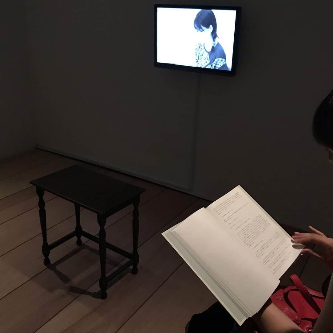 D[di:]さんのインスタグラム写真 - (D[di:]Instagram)「2006年にスタートした公募プログラムで、瑞々しい新進アーティストによる「新しい美の発見と創造」を応援するshiseido art eggで今年入選された３名のアーティストのうちのひとり、小林清乃展レセプションに行って来ました。  Polyphony 1945と題された展示は、 1945年に東京の女学校を卒業した７人の女性によって書かれた、あるひとりの同窓生あての「手紙」を“原作“として、制作したサウンドインスタレーションの形式をとっています。 ポリフォニックとはポリフォニー（多声音楽）からきており、ポリフォニーは複数の独立した声やメロディーが重なり協和しながら進行する音楽のことだそう。  １. 配置されたスピーカーから、７人の女性が実際の手紙を台本にしたものを朗読している声音、ピアノ曲（戦時中も実際にラジオでクラシック音楽は継続して流されていた）がそれぞれ流れ出し、会場で一つの曲となるようになっている。  2.作家いきつけの古書店で手製の木箱に入った手紙の束を購入したのがこの作品の起点になったという。実際の手紙の写真。  ３.手紙はどれも草書体という、英語でいう筆記体で書かれており、 、現在では読むのになかなか難儀。  ４. 会場のそこかしこに、当時を醸し出すプロップが配置されている。テーブルの上にあるのは、吉屋信子の小説「花」。吉屋信子研究に勤しむ我が後輩T女史はこの展示をみて何を思うかしら。  5.手紙筆者のポートレイトと勿忘草の押し花 ６.ワークショップの光景映像と、朗読前に行われた作家と役者による対話集をよむことができる  ７．対話集より ８.一緒に展示みにきた綾奈ちんの女学生てき拝読姿勢 10.お土産でいただいた資生堂ギャラリートートはギャラリーの見取り図がプリントされていて、ちょっとかわいい。  会期は8月2日〜25日と、終戦記念日である15日をまたいだ日程で開催される。灼熱の外と裏腹にひんやりとした仄暗いギャラリーで、静かに聞こえてくる７４年前の少女たちの想いや言葉に耳を傾けるのは祈り的なイニシエーションとなりそう。  #shiseidoartegg #shiseidogallery #資生堂ギャラリー #kiyonokobayashi」8月4日 10時06分 - deeth