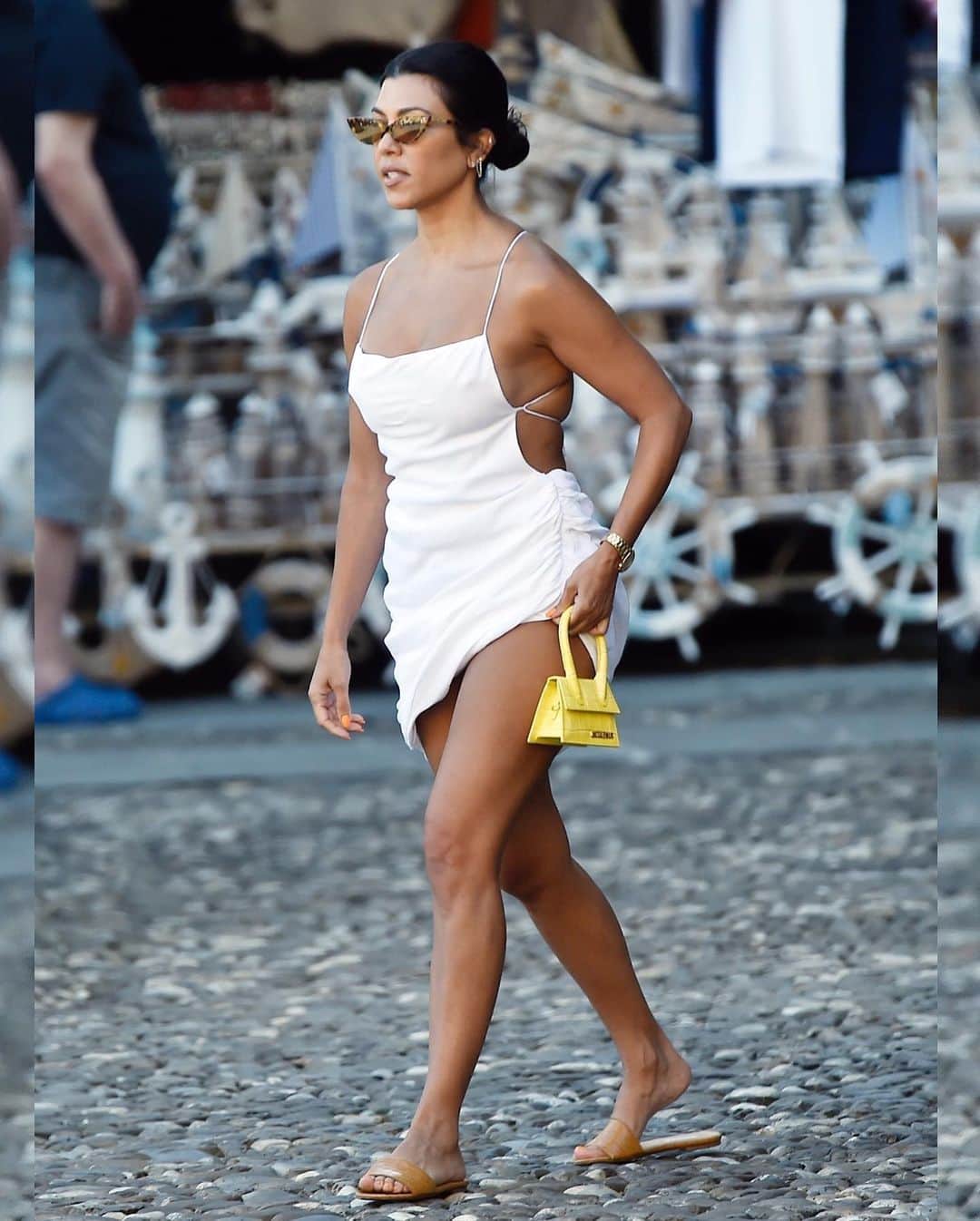 Just Jaredさんのインスタグラム写真 - (Just JaredInstagram)「@kourtneykardash shows off some major skin as she steps out for the day in Italy! #KourtneyKardashian Photos: Backgrid」8月4日 10時19分 - justjared