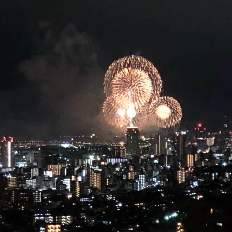 ecruのインスタグラム：「2019/08/04 (sun) 今週も、レッスンや着付けのお仕事でハードな1週間でした。 ・ 昨晩の、神戸の花火大会。 今年は、ビール片手にベランダから✨ 人混みや渋滞や暑さなどのストレスもなく楽しめました♪ ・ 今日も、朝、昼ご飯を用意してお仕事へ👘 今日もたくさん浴衣を着せます💪 ・ #花火 #花火大会 #みなとこうべ海上花火大会 #kobe #ノンフィルター」
