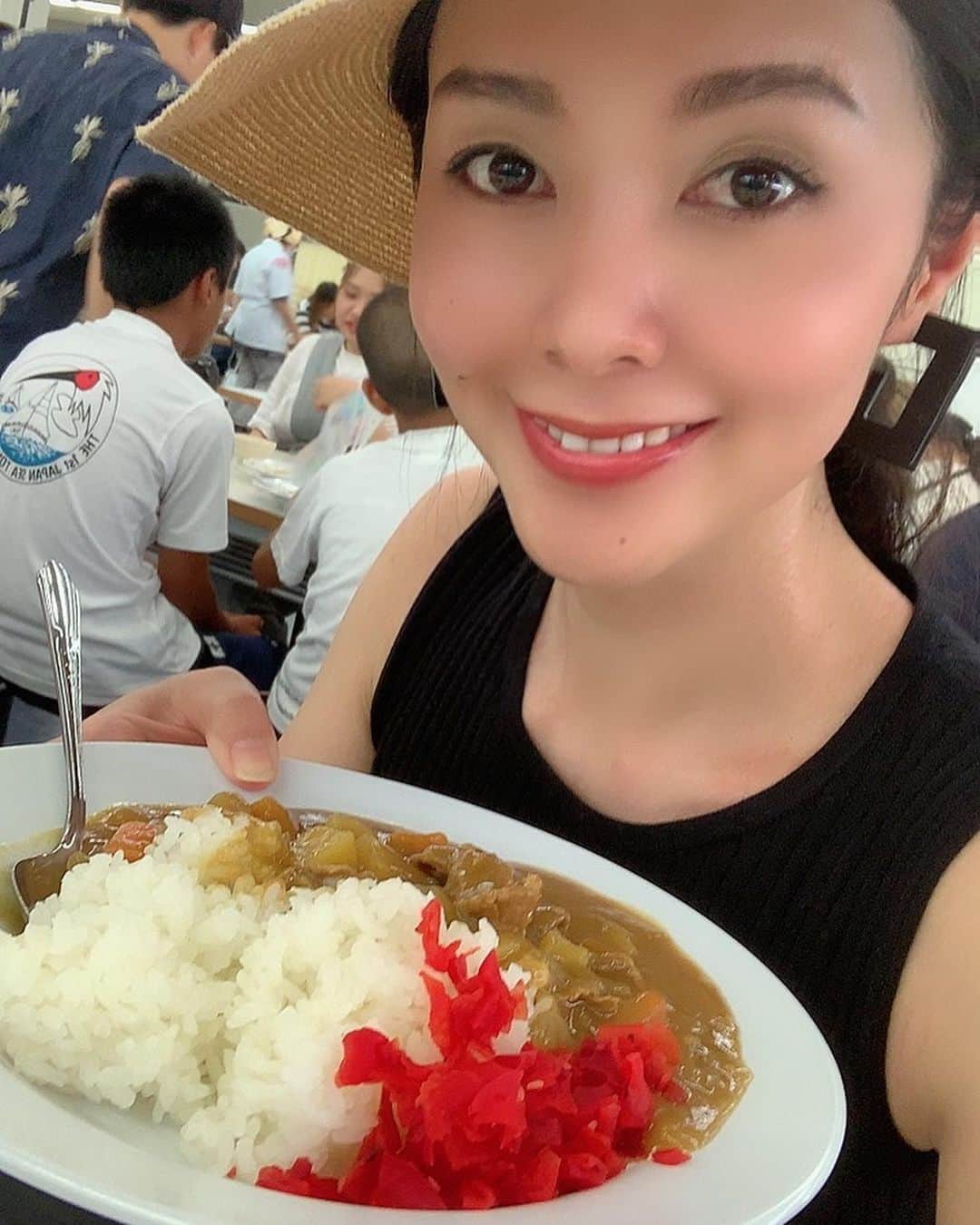 のインスタグラム：「やっぱここへ来たら カレー食べなきゃね🍛😋 幼い頃から食べ慣れた味が 美味しいよね💓  250円でお代わりし放題♪  お代わりは恥ずかしいから、 最初から多めに入れてもらいました(*´艸`)笑  1人カレーwww  #カレー #1人カレー #幼い頃から食べ慣れた味 #私にとってのカレーはこれ」