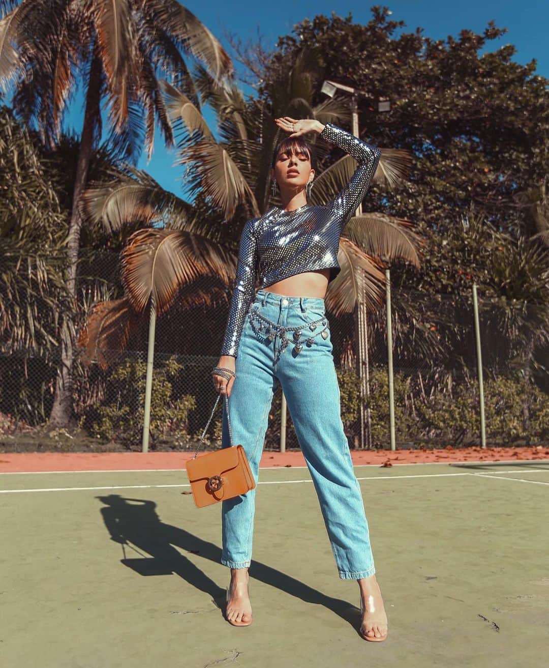 Gabriela Salesのインスタグラム：「Tapando o sol naturalmente kkkk. Hoje foi dia de fotos para essa marca incrível de jeans, a @conscienciajeans . Quem acompanhou nos stories? Tem mais looks por lá! Eles vendem atacado ❤️❤️❤️」