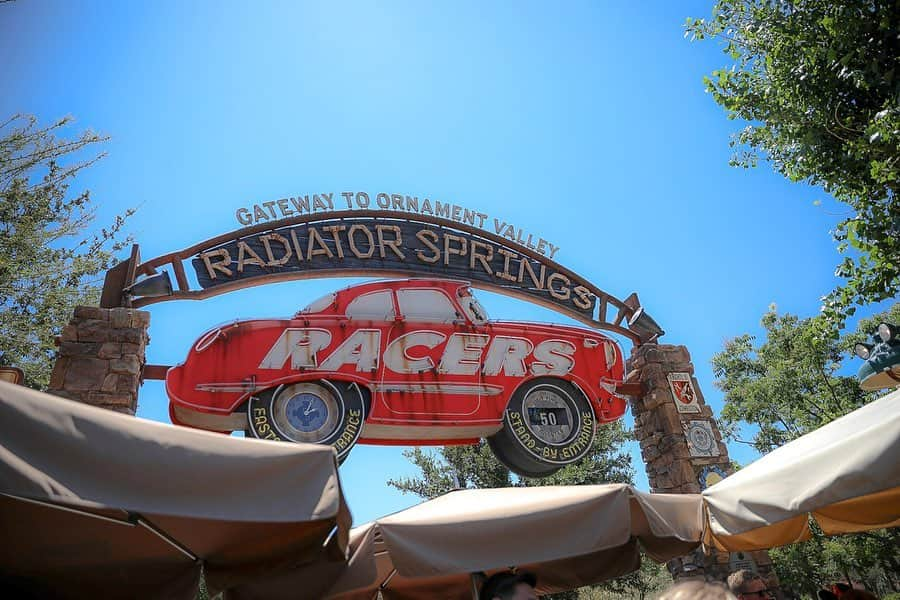 朝風れいさんのインスタグラム写真 - (朝風れいInstagram)「California Adventure🌴🎡🌴 ・ ・ 🏎🏁CARS LAND🏁🏎 ・ ・ 初めてAnaheim行った時から、大好きなアトラクション！！ RADIATOR SPRINGS✨ 物凄く広い敷地を使ったアトラクションで、屋外内の両方で、カーズの世界を素晴らしく再現！！ 何度乗っても爽快で気持ちのいいアトラクション😍 ・ ・ 昼も夜もどちらも楽しいけど、特に昼は、この綺麗な青空さえセットの一部に見えるな☀️ ・ ・ ・  #cars #carsland #radiatorsprings #66 #anaheim #california #la #losangeles #anaheimdisney #disneylandcalifornia #disneyland #magickingdom #californiaadventure #アナハイム #カリフォルニア #ディズニーランド #アナハイムディズニー #カリフォルニアアドベンチャー #ilovedisney #disneygram#disneyinsta #canon #eos5dmarkiv #eos5dmark4  #ディズニーカメラ隊」8月4日 10時35分 - rei.wd