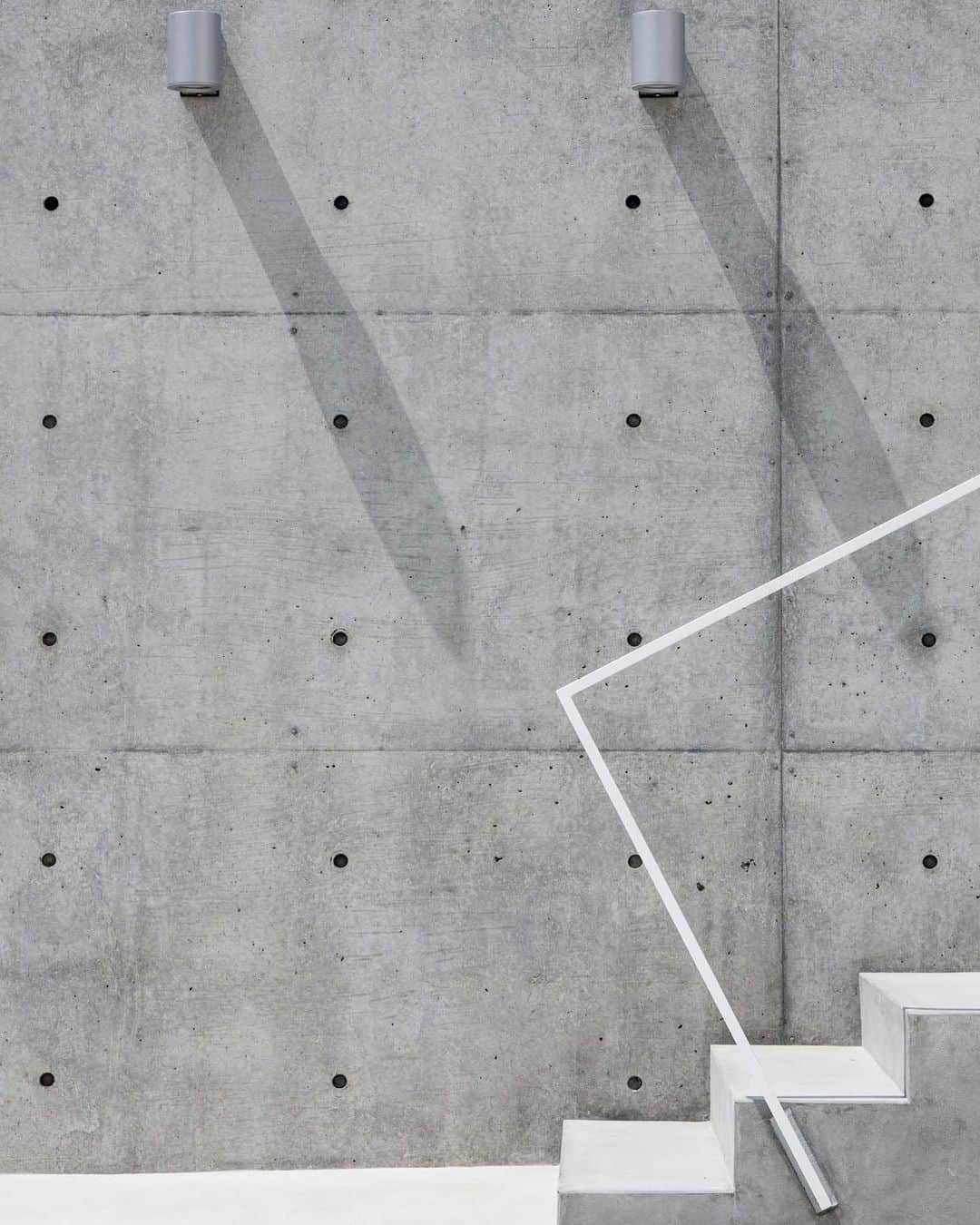 ミサオケンチクラボさんのインスタグラム写真 - (ミサオケンチクラボInstagram)「ラ・ジュネス山手倶楽部／階段手すり 建物全体に直線と直角を多用してシャープな印象にしているので、階段の手摺も横から見て直角になるようにデザインしています。 （まあ大体の建物は直線と直角が多いんですけど😅） 写真：Stirling Elmendorf #シンプル #シンプルライフ #モダン #デザイン #建築 #建築家 #設計事務所 #住宅 #家 #マイホーム #マンション #リノベーション #リフォーム #癒やし#癒し #暮らし #生活 #暮らしを楽しむ #シンプルな暮らし #丁寧な暮らし #simple #architect  #architecture #design #home #外観 #白い家」8月4日 10時28分 - misaoarc