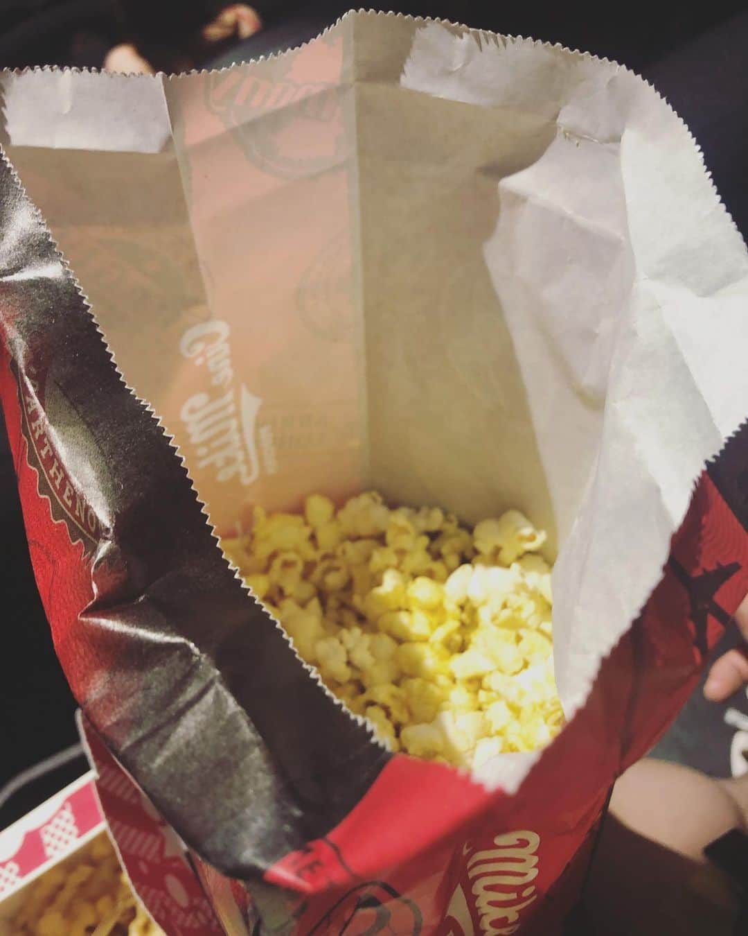 のインスタグラム：「. なにこれ！なにこれ！ 美味しい🤤❤️ TOHOシネマズの ポップコーンのニューフレーバー🍿 「大人のグリーンカレー味」❣️ グリーンカレーのコクと辛さが後を引く🤤😍 辛さに鼻水出しながら アラジン鑑賞✨笑 #アラジン #映画も豪華絢爛 #ジャスミン #美しい  #でもやっぱり #ジーニー 🧞‍♂️が好き #ポップコーン #グリーンカレー  #ぜひお試しを ❤️」