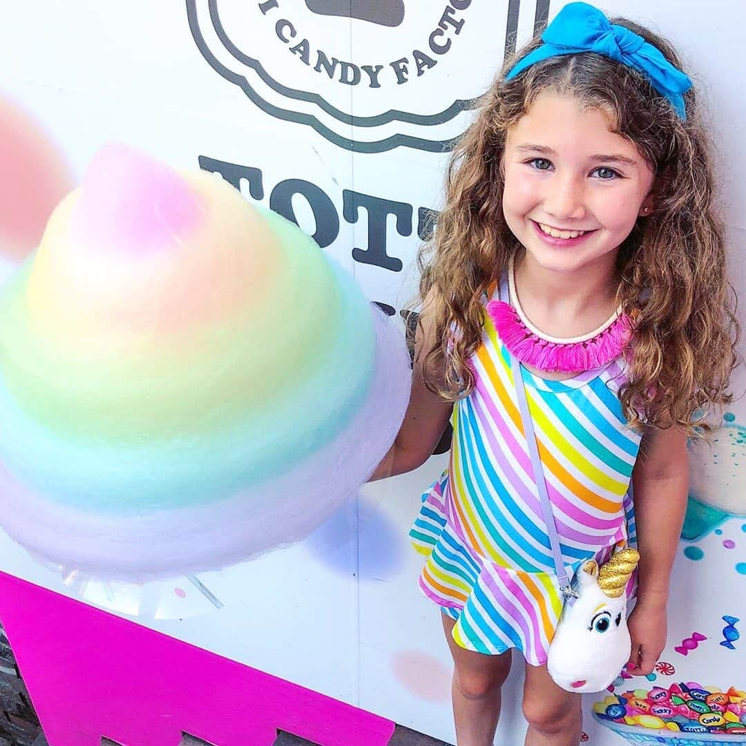 TOTTI CANDY FACTORYのインスタグラム：「👸💓 Thank you for coming! ご来店ありがとうございます🥳 Photo by: @sunshineandpineapples  #repost  #totticandy  #totticandyfactory  #rainbowcottoncandy #tokyo #harajuku #instagood」