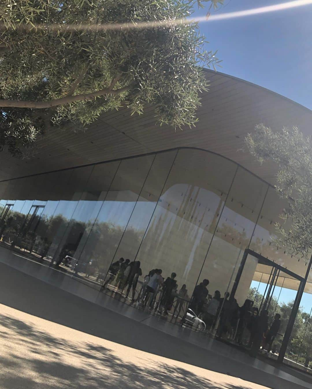 穂積絵莉さんのインスタグラム写真 - (穂積絵莉Instagram)「. Apple Visitor Center () . 全面ガラス張りのショップかっこよかった！ . あんまり見えないけど 大好きなりゅうくんのTシャツ着てるの✌︎✌︎✌︎ りゅうくんの書いてるキャラクターが めちゃめちゃ可愛くて大好き☺️💓 . #ryuambe #りゅうくん #apple #applevisitorcenter」8月4日 10時40分 - hozumieri