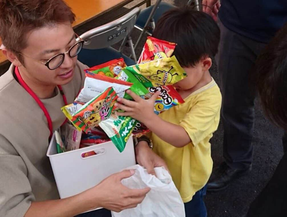 ヒヨシケンセツさんのインスタグラム写真 - (ヒヨシケンセツInstagram)「おはようございます☀︎ 昨日の見学会の様子をアップ‼︎ たくさんの出会いがありました♡ お休みの日に足を運んで頂き 感謝の気持ちでいっぱい(*´∀｀*) ✳︎ ✳︎ #ジブンハウスhiyoshi8棟目 お子様連れもたくさん♡ 見学会恒例となりました お子様のお菓子の掴み取り〜‼︎ しっかりがっつり… 両手でたくさーーーーん(*´∀｀*) みんな上手に見学できました〜◎ みんなが笑顔になれる見学会を 陽吉建設は考えていきます‼︎ ✳︎ ✳︎ 今日もたくさんの笑顔に 出会えますように〜(*´∀｀*) ✳︎ ✳︎ #島根 #益田 #益田市 #工務店 #陽吉建設 #ヒヨシケンセツ #注文住宅 #FPの家 #高気密高断熱 #ジブンハウス #ジブンハウスhiyoshi #新築 #マイホーム #家づくり #家はスマホで買う時代 #デザイン #オシャレ #間取り#暮らしを楽しむ #収納 #断熱材 #現場 #完成見学会 #アクセントクロス #内装 #外観 #丁寧な暮らし #快適な暮らし #シンプルホーム」8月4日 10時41分 - hiyoshi.ken