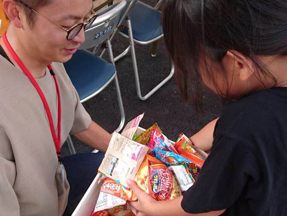 ヒヨシケンセツさんのインスタグラム写真 - (ヒヨシケンセツInstagram)「おはようございます☀︎ 昨日の見学会の様子をアップ‼︎ たくさんの出会いがありました♡ お休みの日に足を運んで頂き 感謝の気持ちでいっぱい(*´∀｀*) ✳︎ ✳︎ #ジブンハウスhiyoshi8棟目 お子様連れもたくさん♡ 見学会恒例となりました お子様のお菓子の掴み取り〜‼︎ しっかりがっつり… 両手でたくさーーーーん(*´∀｀*) みんな上手に見学できました〜◎ みんなが笑顔になれる見学会を 陽吉建設は考えていきます‼︎ ✳︎ ✳︎ 今日もたくさんの笑顔に 出会えますように〜(*´∀｀*) ✳︎ ✳︎ #島根 #益田 #益田市 #工務店 #陽吉建設 #ヒヨシケンセツ #注文住宅 #FPの家 #高気密高断熱 #ジブンハウス #ジブンハウスhiyoshi #新築 #マイホーム #家づくり #家はスマホで買う時代 #デザイン #オシャレ #間取り#暮らしを楽しむ #収納 #断熱材 #現場 #完成見学会 #アクセントクロス #内装 #外観 #丁寧な暮らし #快適な暮らし #シンプルホーム」8月4日 10時41分 - hiyoshi.ken