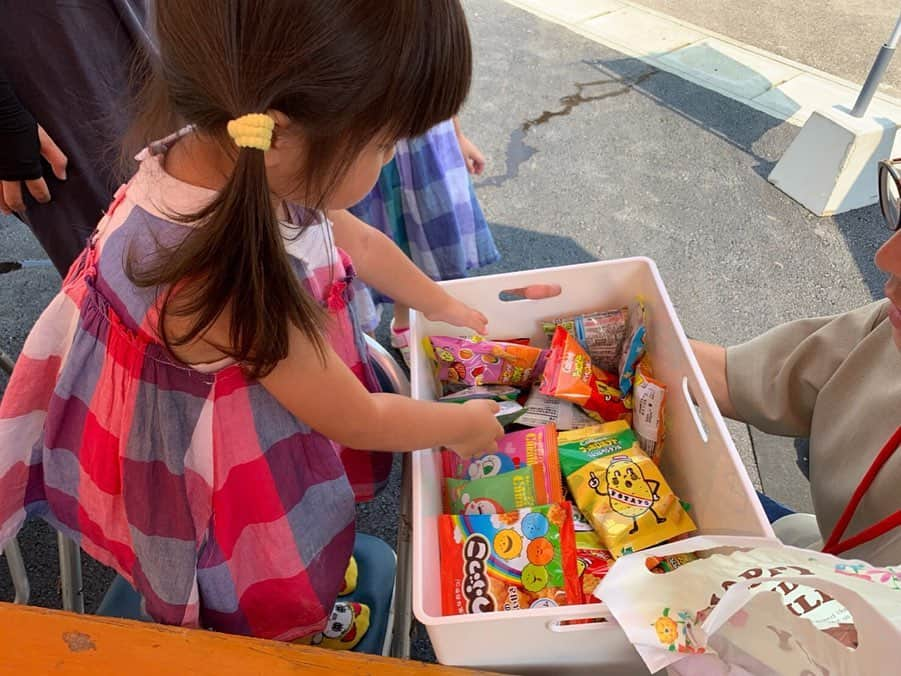 ヒヨシケンセツさんのインスタグラム写真 - (ヒヨシケンセツInstagram)「おはようございます☀︎ 昨日の見学会の様子をアップ‼︎ たくさんの出会いがありました♡ お休みの日に足を運んで頂き 感謝の気持ちでいっぱい(*´∀｀*) ✳︎ ✳︎ #ジブンハウスhiyoshi8棟目 お子様連れもたくさん♡ 見学会恒例となりました お子様のお菓子の掴み取り〜‼︎ しっかりがっつり… 両手でたくさーーーーん(*´∀｀*) みんな上手に見学できました〜◎ みんなが笑顔になれる見学会を 陽吉建設は考えていきます‼︎ ✳︎ ✳︎ 今日もたくさんの笑顔に 出会えますように〜(*´∀｀*) ✳︎ ✳︎ #島根 #益田 #益田市 #工務店 #陽吉建設 #ヒヨシケンセツ #注文住宅 #FPの家 #高気密高断熱 #ジブンハウス #ジブンハウスhiyoshi #新築 #マイホーム #家づくり #家はスマホで買う時代 #デザイン #オシャレ #間取り#暮らしを楽しむ #収納 #断熱材 #現場 #完成見学会 #アクセントクロス #内装 #外観 #丁寧な暮らし #快適な暮らし #シンプルホーム」8月4日 10時41分 - hiyoshi.ken