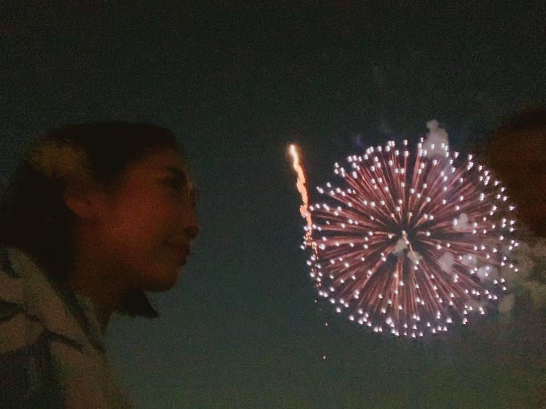 近野莉菜さんのインスタグラム写真 - (近野莉菜Instagram)「いたばし花火大会に行ってきたよ🎆🎇素敵すぎた。。花火大きく近くて心臓にドンッて響く感じがたまりません🥺。花火毎週見れてる🥳」8月4日 10時49分 - chikano.rina