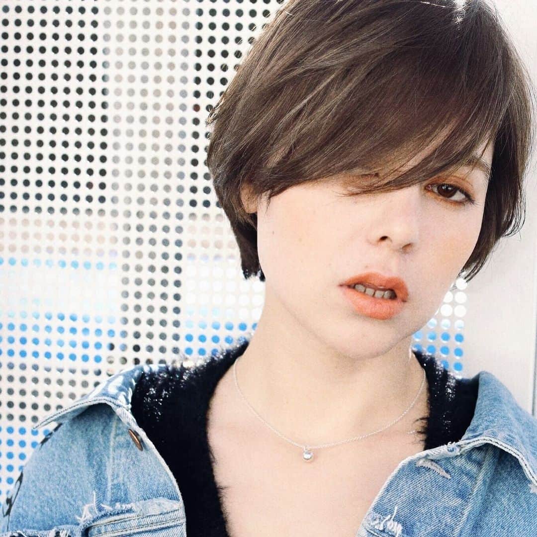 渡部幸也のインスタグラム：「アディクシーカラーでしっかりたっぷりくすみを入れて、赤みをカットしたアッシュ✨ 透明感もあってオススメです🙆‍♂️ 明日8/5と8/6はサロンで定休日をいただいてます🙇 本日も暑い中、たくさんのご予約本当にありがとうございます😊 頑張りますので、よろしくお願いいたします✂︎ #ヘアスタイル #ヘア #髪型 #ヘアカタログ #ヘアセット #ヘアアレンジ #パーマ #カラー #ヘアカラー #hair #恵比寿美容院 #代官山美容室 #代官山美容院 #美容学生 #サロン #中目黒美容室 #中目黒美容院 #恵比寿美容室 #サロンモデル #中目黒ランチ #恵比寿ランチ #hpb_hair #中目黒 #代官山 #恵比寿 #渋谷 #ar_magazine #murua #emoda #amerivintage」