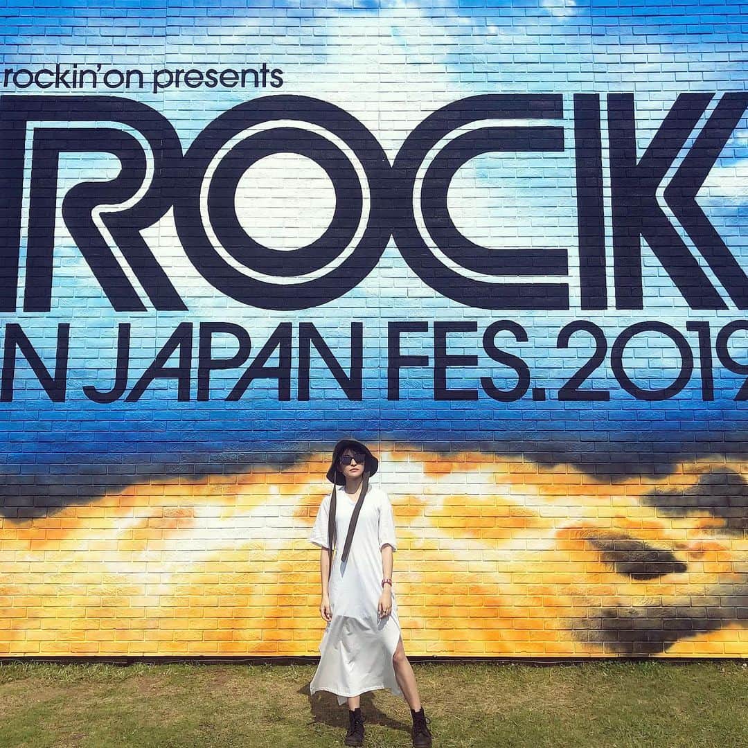 斉藤瑞季のインスタグラム：「ROCK IN JAPAN FES. 2019  暑くて暑くて死にかけたけど、、笑 大好きな髭団を真近で観れて聴けて 幸せでした💗歌うますぎて鳥肌。 たのしかったー！！ #rockinjapan #rockinjapan2019  #フェス #ロッキン #ロッキンジャパン #ロッキン2019 #ロッキン2019初日」