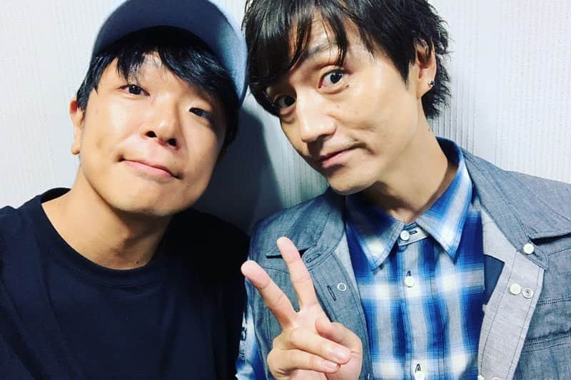 Shun さんのインスタグラム写真 - (Shun Instagram)「【大阪 なんばHatch ／ FM802 “ROCK KIDS 802 -OCHIKEN GOES ON!!- SPECIAL LIVE  HIGH! HIGH! HIGH!”】 ・ ・ 「ラジ友」ってすっごく素敵な言葉よね。電波の向こうで同じ声聴いてる友達がいっぱいいて、そいつらがライブ会場でリアルに繋がれるって🤙🏻 ・ 俺も小中高で地元のFM聴いて育って、そこから流れてくる音楽や教養をたくさん吸い込んで思春期の自分が発展していった。音楽も言葉もあの頃にラジオからもらって自分の財産になってるものがたくさんある。話をするのが大好きになれたは、ラジオが言葉の楽しさと尊さを教えてくれたからだと思ってる。 ・ ・ 大人になって、自分が伝える側になり、電波に乗せて自分の音楽や言葉を発信することができるのは大きな喜びです。毎度その機会に立つときに心地よい緊張感と充実感を味わっています。 そんな大切機会をたくさんたくさん与えてくれる @fm802_pr 、本当にありがとうございます！そして、リスナーの子達が目に見える「ライブ」という形でステージを用意してくれる番組「ROCK KIDS 802」& @dj_ochiken1117 さんありがとうございます！ ・ ・ 俺も「ラジ友」の一員としてガンガン絡んでいくんでよろしくお願いします🤙🏻🤙🏻 あと、弾き語り部にも参加希望です🔥 ・ ・ 関西LOVE❤️ ・ ・ 📸①~⑦渡邊一生 / 提供: FM802」8月4日 11時02分 - totalfat.shun