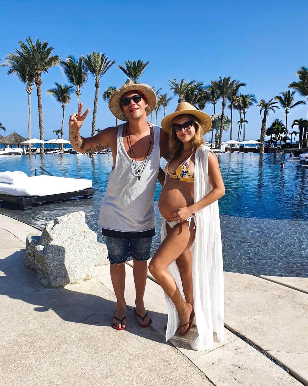 チャチー・ゴンザレスのインスタグラム：「Happy Birthday to my Finnish love bug ❤️🎈 so happy to spend another year with you and hope you enjoyed your Mexico trip surprise! I love you more than makkaravoileipa 🤪 you’re a constant dose of joy that I can’t get enough of! LET’S CELEBRATE 💃🏼@jukkadudeson」
