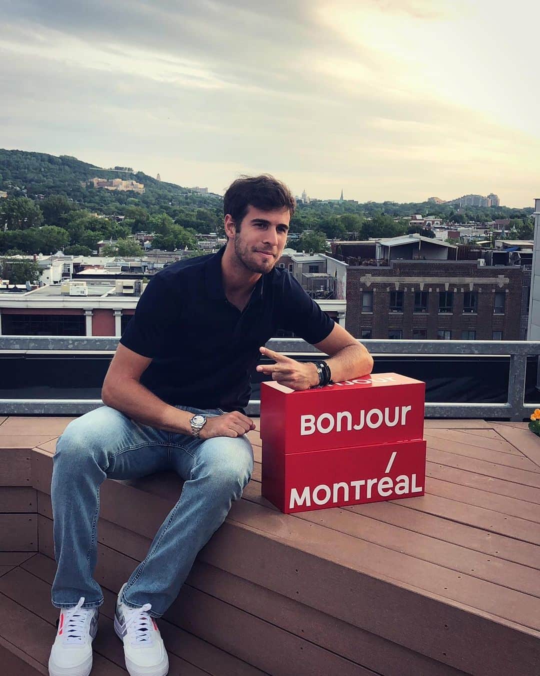 カレン・ハチャノフのインスタグラム：「Bonjour Montreal!🙌🏻☀️ Happy to be back in Canada🇨🇦🤗 @couperogers  // Привет Монреаль!🙌🏻☀️ Рад вернуться в Канаду🇨🇦🤗 #RC19」