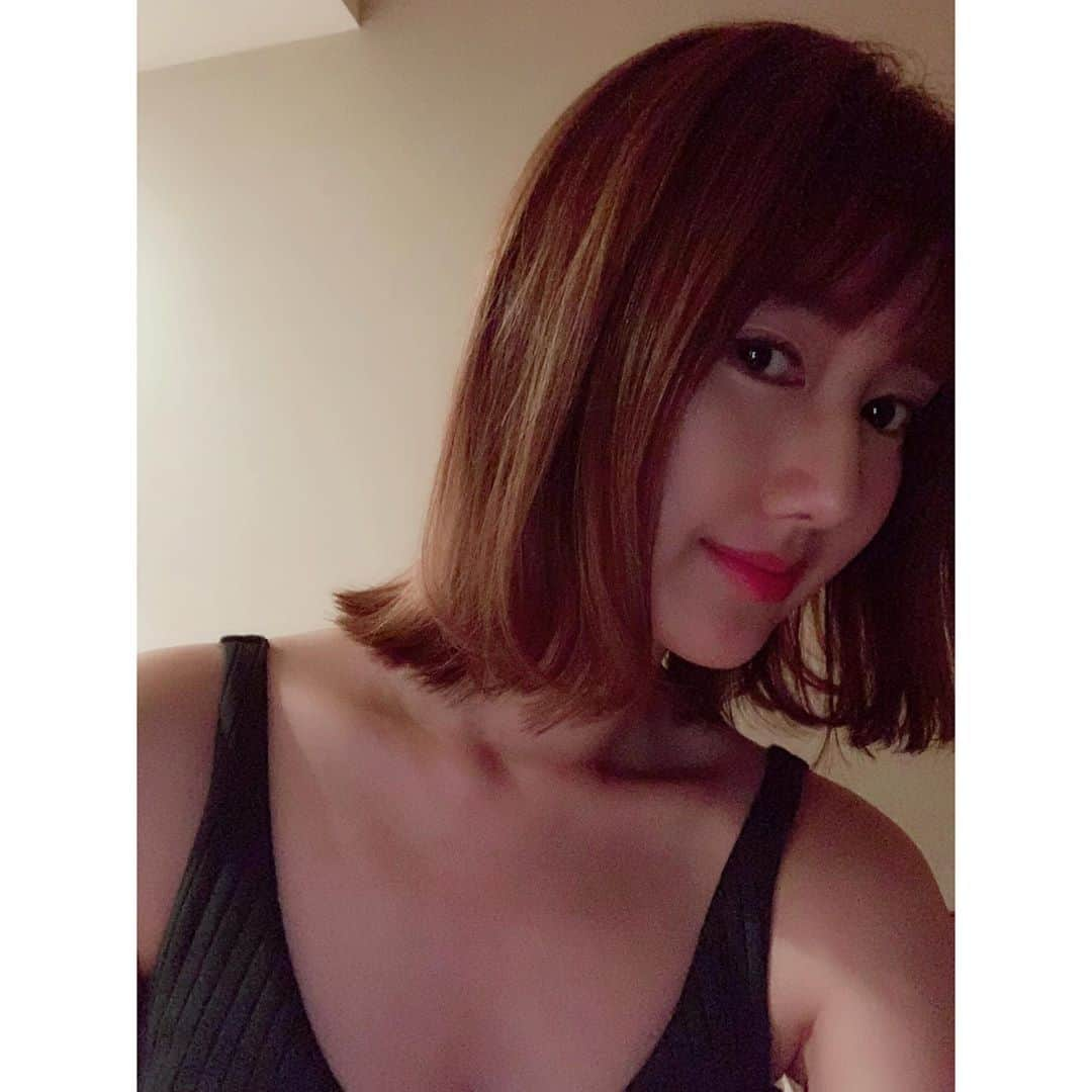 多岐川華子さんのインスタグラム写真 - (多岐川華子Instagram)「写真だとブルーっぽくも見えるけど、とっても鮮やかなグリーンなワンピ🤙💚 これ、母もたまに貸して〜って着てる😂 . op#frenchpave bag#zara shoes#zara . そして今の髪の感じがとっても好み☺️ 2枚目、3枚目は内巻き×外ハネのmixアレンジしてもらったよ。 吉住くんいつもありがとう！ @masayuki0227 @_seaquence_ . . #ootd#outfit#fashion#instafashion#onepiece#hairsalon#私服#ワンピ#ワンピース#夏服#夏コーデ#切りっぱなしボブ#アレンジ#髪型#ボブ#3cmカット#トリートメント#美容室#青山#シークエンス」8月4日 11時05分 - hanako__official