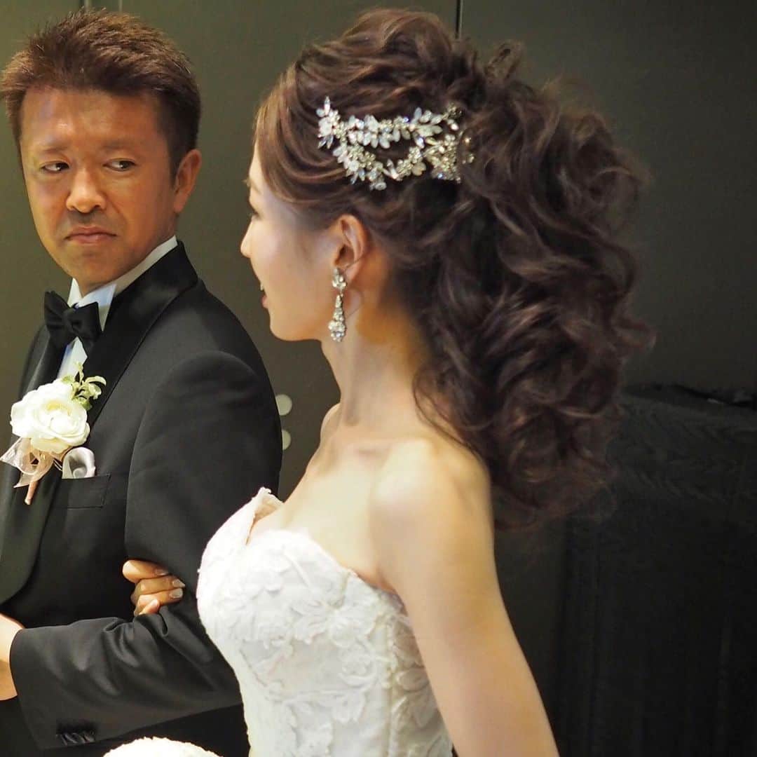 Tomoyo Kitamuraさんのインスタグラム写真 - (Tomoyo KitamuraInstagram)「昨日はカシータ青山に出張ブライダル♡ ボリュームたっぷりの高めのポニー。 出張ブライダルヘアメイクご予約可能日 11月3日🈳キャンセル出ました‼️ 2019年 9月🈵 10月5,6,22,26,27日 11月3日 12月21,22日 全国出張も可能です。 メニュー料金表はホームページにございます。 お気軽にお問い合わせくださいませ♡ ブライダル→ @blanche_bride  サロン→ @blanche_ginza  #ヘアアレンジ #ヘアセット #ヘアスタイル  #ブライダル #ブライダルヘア  #ウェディングドレス #外注ヘアメイク  #東京會舘花嫁 #結婚式 #花嫁 #プレ花嫁 #コンラッド花嫁 #前撮り  #グラハイ花嫁 #美容師 #出張ブライダル  #ヘアメイク #シニヨン #出張ブライダルヘアメイク  #和装 #色打掛 #白無垢 #和髪 #プロノビアス #2019冬婚 #2019夏婚 #2019秋婚 #2020春婚」8月4日 11時14分 - tmy_o3.pugmi