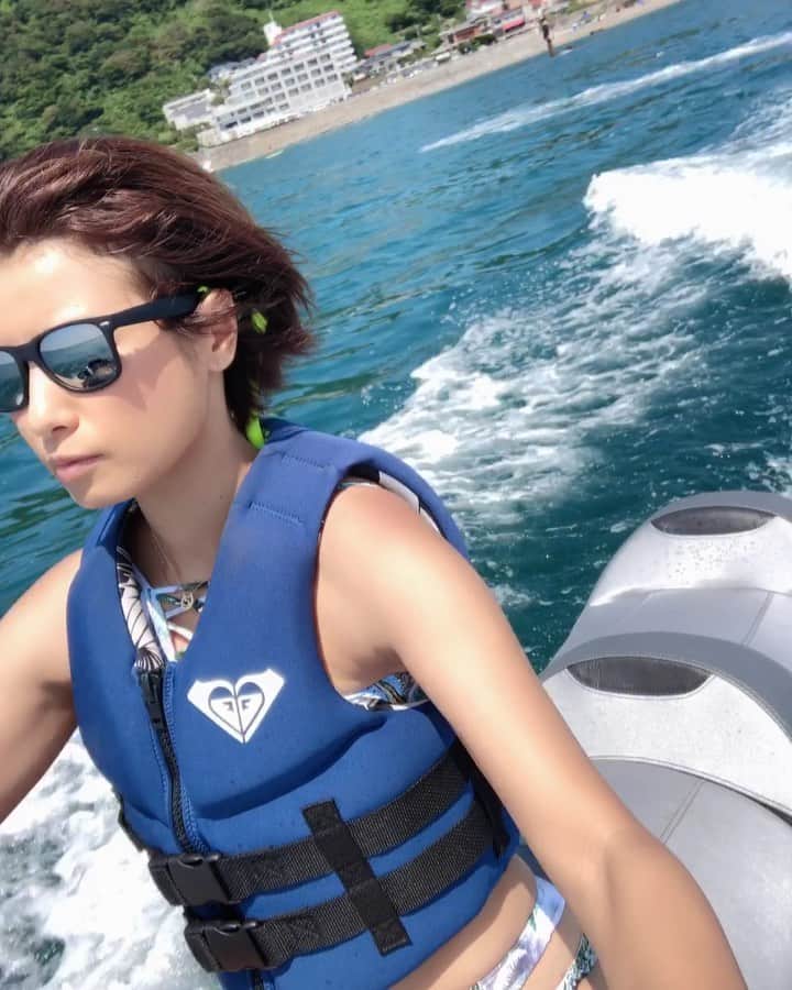 彩海のインスタグラム：「. . 今シーズン初の#ジェットスキー  海上ぶっ飛ばして 日頃のストレス発散ね🌊 . . 久しぶりに秋谷行ったら マンション建ったり どんどん変わっててびっくり🙆‍♀️ . いい物件見つけて日本でも海辺のお家借りたいな🤔 . . . 2級船舶免許も取ろうか迷ってるw . . . . #夏#海遊び#ロキシー#水着#クルーズ#湘南#ビーチ#神奈川#地元 #海の家  #船遊び #ジェットスキーのある生活  #ジェットスキー女子」