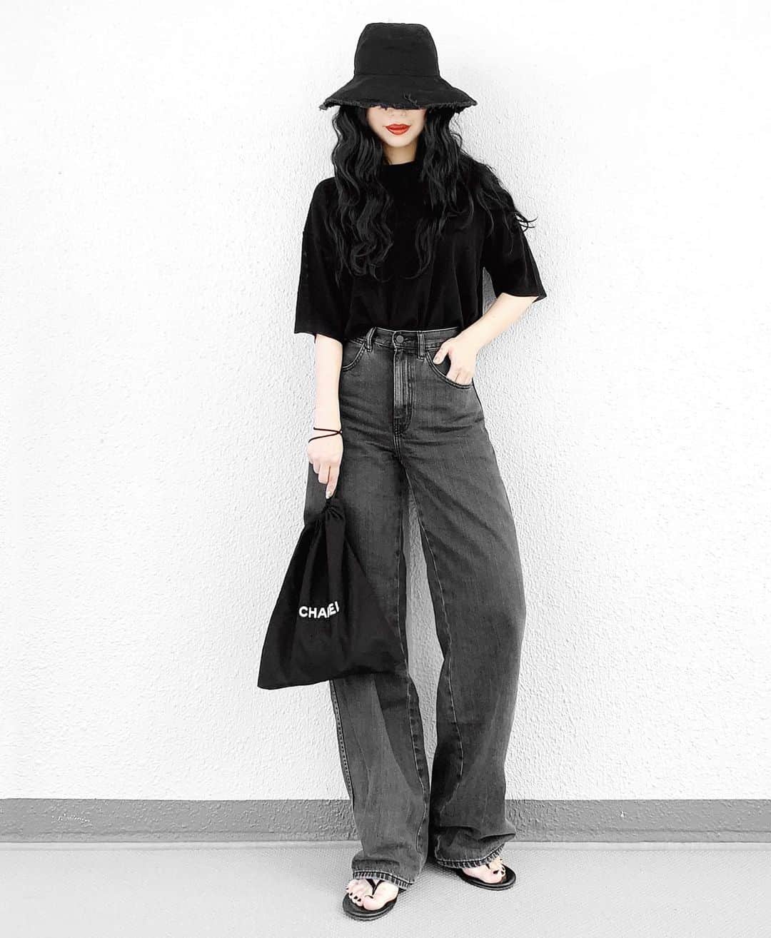 lve_xxxxのインスタグラム：「.﻿ .﻿ 毎日云うてまう。﻿ 暑過ぎやしませんか？2019夏﻿ ﻿ 日々、意識ぶっ飛び。﻿ 熱中症🥵一歩手前状態ですがな。﻿ ﻿ 透け感素材で少しでも涼しく﻿ サマーニット着てみた。﻿ ﻿ @unemansion ﻿﻿﻿﻿ @unemansion_site ﻿﻿﻿﻿ ☑︎ オーバーシルエットサマーニットTシャツ﻿ ﻿﻿﻿﻿ シンプルサマーニット﻿ Tシャツ型でオーバーシルエットなので﻿ 着まわしやすさ抜群🙆‍♀️✧﻿ ﻿ これも、カラー違いも検討中🤔﻿﻿﻿﻿ #色違買病﻿﻿ ﻿﻿ ﻿﻿ ﻿﻿ ﻿パンツは UNIQLO U﻿﻿﻿ #ワイドフィットカーブジーンズ﻿﻿﻿ ﻿ ﻿﻿ 08 DARK GRAY﻿﻿﻿ ﻿ 裾直しまだしてない…﻿ ズルズルが可愛いけど日常生活的に﻿ 厳しいからはよ、お直しせな✂︎﻿ ﻿ 最近ほぼ毎日かぶってるお帽子。﻿ #バケットハット﻿ ﻿ 多数のご質問頂いており🙈﻿ 近日 @lveu.official で入荷予定です🙇‍♀️﻿ ﻿﻿﻿ ﻿ その他コーデアイテム詳細は﻿﻿﻿﻿﻿﻿﻿ WEARをご覧くださいませ。﻿﻿﻿﻿﻿﻿﻿ ﻿﻿﻿﻿﻿﻿﻿ WEAR ： lvexxxx ﻿﻿﻿﻿﻿﻿﻿ 💻 https://wear.jp/sp/lvexxxx/﻿﻿﻿﻿﻿﻿ ﻿﻿﻿﻿﻿﻿﻿ －－－－－－－－－－－－－－－－－－﻿﻿﻿﻿﻿﻿﻿ ﻿﻿﻿﻿﻿﻿﻿ 📢コメント頂ける際は、﻿﻿﻿﻿﻿﻿﻿ 最新投稿にお願い致します。﻿﻿﻿﻿﻿﻿﻿ ﻿﻿﻿﻿﻿﻿﻿ 過去投稿に頂いた際、気がつかない事もあり﻿﻿﻿﻿﻿﻿ お返事致しかねる場合が御座います🙇‍♀﻿﻿ ️﻿﻿﻿﻿﻿﻿﻿ ﻿ ﻿」