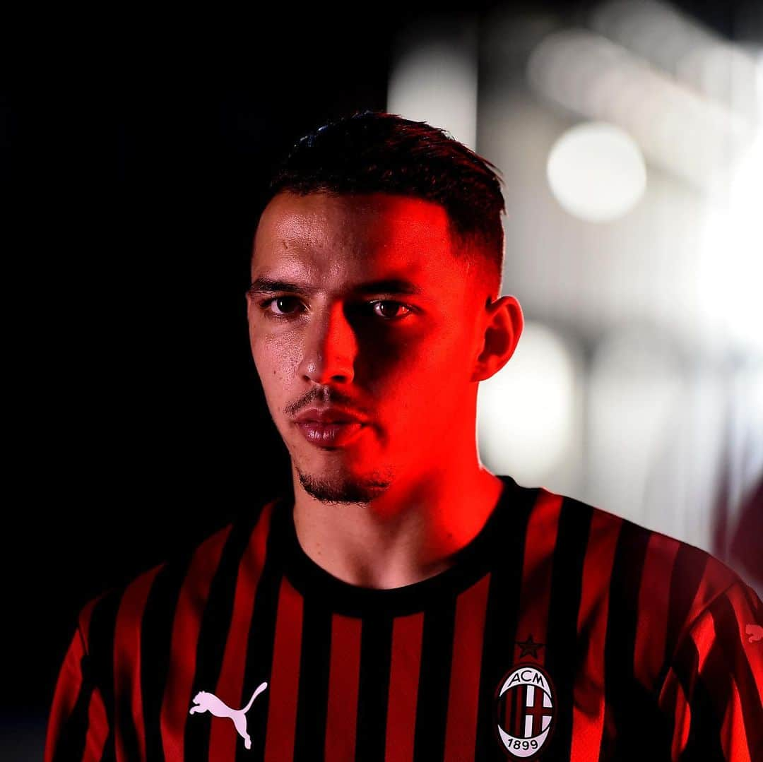 ACミランさんのインスタグラム写真 - (ACミランInstagram)「Please welcome the new Rossonero @ismaelbennacer! 🔴⚫ Bennacer announced ✅ #ForzaMilan」8月4日 16時47分 - acmilan