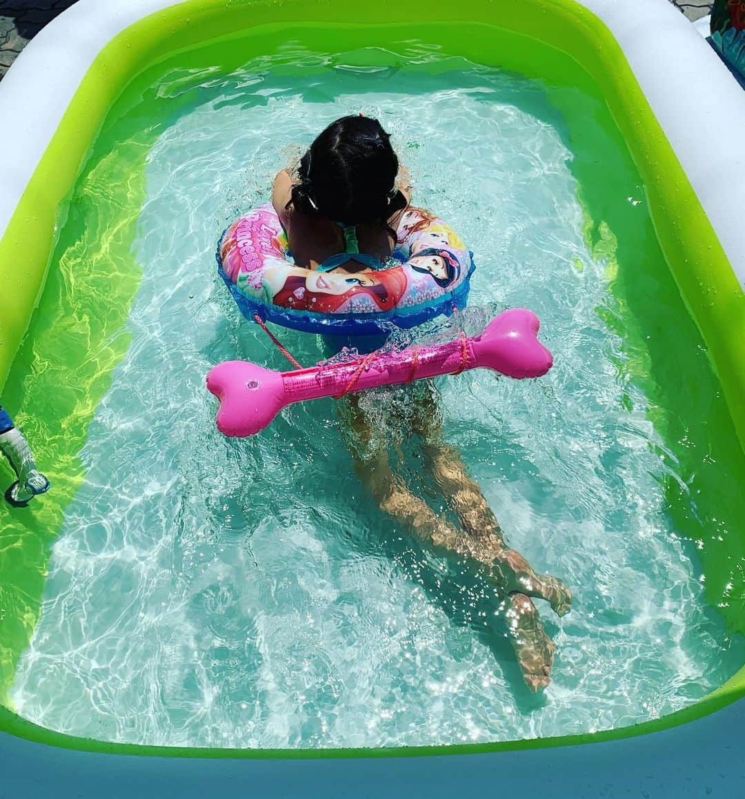 林マオさんのインスタグラム写真 - (林マオInstagram)「暑いですね🥵💦 みなさんも、 プールや海入ってても、 水分補給はしっかりと！！」8月4日 11時28分 - maohayashi_ytv