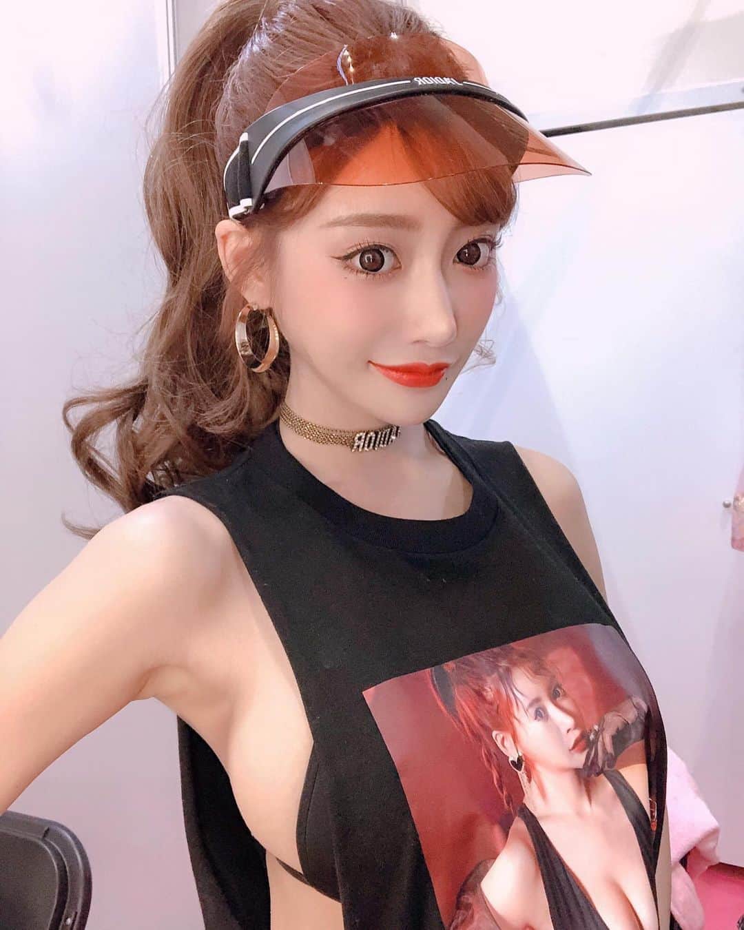 明日花キララのインスタグラム：「今天是TRE的最終日了！ 雖然很開心但感到好不捨😖😢❤︎ 今天是最後的一天和我一起擁有滿滿的快樂❤︎❤︎❤︎ . 我的T恤你們已經都買了嗎？🥺 台湾的夏天超級熱穿這露背的造型覺得好看嗎？ 要不要和我一起穿一樣的呢？🥰👚」