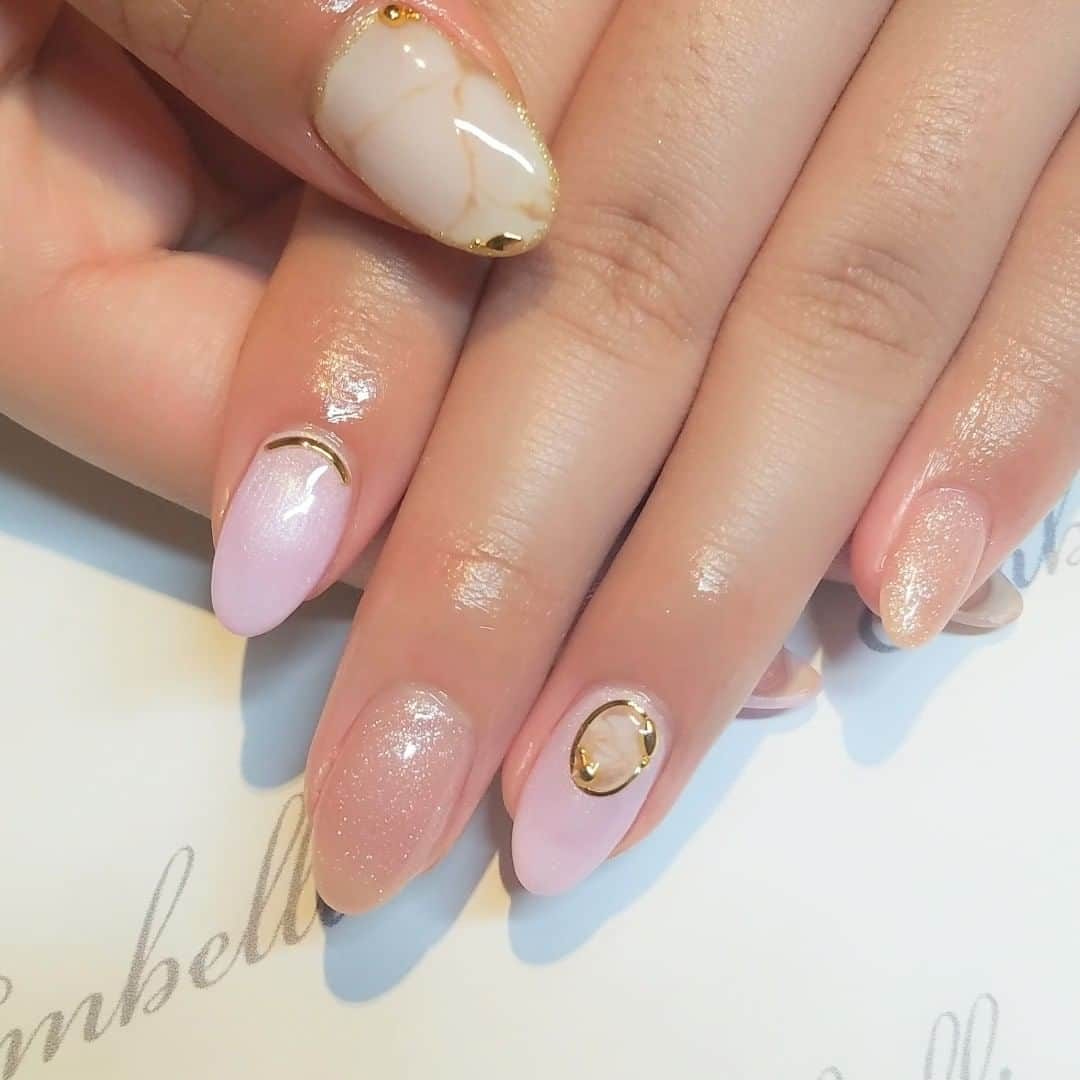 ネイルサロンEmbellir横浜店さんのインスタグラム写真 - (ネイルサロンEmbellir横浜店Instagram)「💅 . . 大理石風ネイル . . ☆ご予約はお電話または、ホットペッパーにて☆ . . アカウントをクリックするとホットペッパーのURLがございます！！是非アクセスしてください！！ . . #オフィスネイル #ネイルサロン #ネイルデザイン  #ネイルアート #女子力ネイル #シンプルネイル  #横浜ネイルサロン #embellir横浜　 #アンベリール  #ショートネイル #大人ネイル #トレンドネイル  #おしゃれネイル #大人女子ネイル #人気ネイル  #パラジェル #hpb_nail #ジェルネイル #summernails  #夏ネイル #💅 #ネイル好きな人と繋がりたい #横浜 #横浜ネイルサロン #大理石風ネイル  #大理石ネイル #大理石」8月4日 11時24分 - embellir111