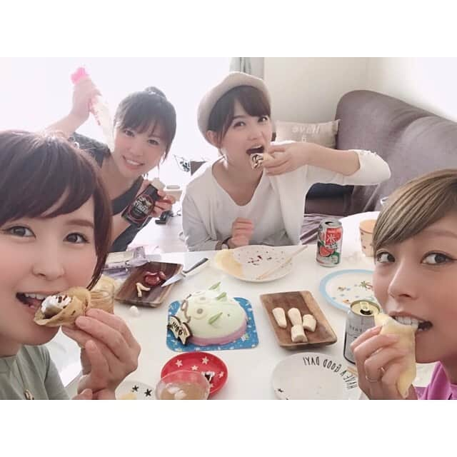 三島ゆかりさんのインスタグラム写真 - (三島ゆかりInstagram)「昨日は友達のお家でクレープパーティーをしました💖😊初めてやったんやけどめっちゃ簡単で美味しくて安上がりで楽しかったー🙌✨ ハムチーズレタスとか、ウインナーたまごチーズとか、おかずクレープでお腹を満たした後、バナナチョコ生クリームという王道のデザートクレープを食べる🍌🍫 子供ちゃんも楽しそうにしてました👦 ずっと同じメンバーで遊んでると、グループLINEのアルバムで前回を振り替えれたりして便利ですね🙆‍♀️色んなパーティーやってきてたけど、超定番のたこパをまさかのやってないことに気づき、次回はたこパにしようと話す私たちでした😂ww #高校の同級生 #もう17年の仲 #怖 #月日経ち過ぎ #クラスメイトの名前 #覚えてない子多数 #髪の毛うぶ毛みたいな子 #それで通じる #高3の夏 #団活 #よく熱中症ならなかったな #河川敷で食べたアイスクリームすぐ溶ける #毎日爆笑 #5000 #思い出 #応援団長 #問題児ばっかのクラス #担任は学年主任 #当時の夢は #モデル #三島ゆかり #ゆかりんご #ゆかりんごチャンネル #ゆかりんごgames #youtuber #タレント #フリーアナウンサー #ラジオdj #followｍe」8月4日 11時37分 - apple340