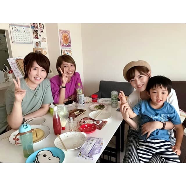 三島ゆかりさんのインスタグラム写真 - (三島ゆかりInstagram)「昨日は友達のお家でクレープパーティーをしました💖😊初めてやったんやけどめっちゃ簡単で美味しくて安上がりで楽しかったー🙌✨ ハムチーズレタスとか、ウインナーたまごチーズとか、おかずクレープでお腹を満たした後、バナナチョコ生クリームという王道のデザートクレープを食べる🍌🍫 子供ちゃんも楽しそうにしてました👦 ずっと同じメンバーで遊んでると、グループLINEのアルバムで前回を振り替えれたりして便利ですね🙆‍♀️色んなパーティーやってきてたけど、超定番のたこパをまさかのやってないことに気づき、次回はたこパにしようと話す私たちでした😂ww #高校の同級生 #もう17年の仲 #怖 #月日経ち過ぎ #クラスメイトの名前 #覚えてない子多数 #髪の毛うぶ毛みたいな子 #それで通じる #高3の夏 #団活 #よく熱中症ならなかったな #河川敷で食べたアイスクリームすぐ溶ける #毎日爆笑 #5000 #思い出 #応援団長 #問題児ばっかのクラス #担任は学年主任 #当時の夢は #モデル #三島ゆかり #ゆかりんご #ゆかりんごチャンネル #ゆかりんごgames #youtuber #タレント #フリーアナウンサー #ラジオdj #followｍe」8月4日 11時37分 - apple340