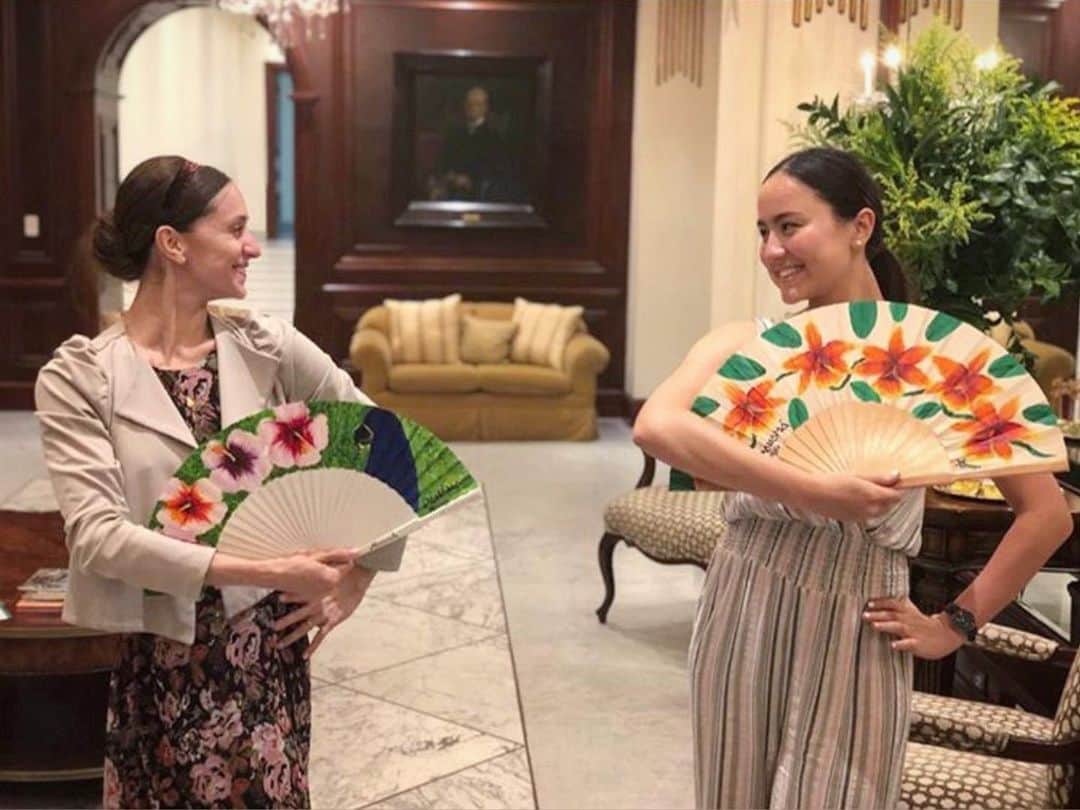 ミコ・フォガティのインスタグラム：「Love this photo of me and @marianelanunezofficial ! ❤️ Over the past week, I have discovered that not only is Marianela one of the most incredible dancers of this generation, but also one of the most humble, kind, hard-working, and generous human beings I have encountered! ✨ She is a gift to us all and an inspiration in so many ways ❤️ Hope to see you soon again Nela! 😘  Fans by @jjdesignpanama and @arlinefranciskuhn Photo credit to @isabelitalewis」