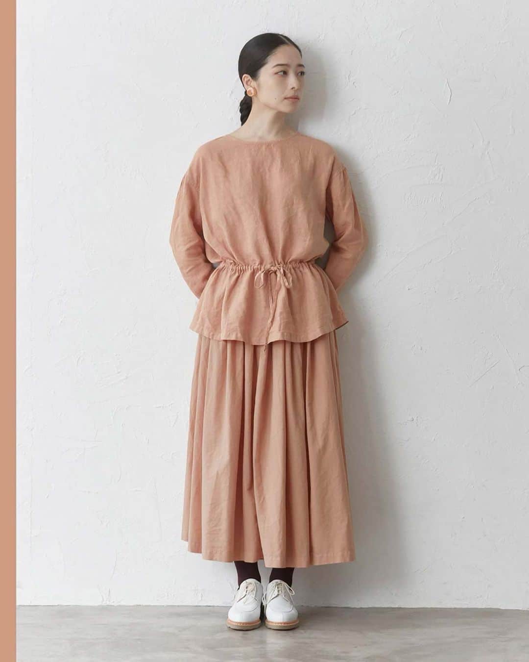 久保陽香さんのインスタグラム写真 - (久保陽香Instagram)「. IDÉE POOL いろいろの服 2019 秋冬コレクションが発売されました。  2枚目の新色シナモンピンクでまとめた コーディネートがとってもお気に入りです。 新作ギャザーブラウスのウエストを絞るだけで とっても女性らしい雰囲気になりますね。 スタイリスト轟木さんのコーディネート参考になります。  3枚目の新色カナリーイエローは とっても鮮やかな綺麗なイエロー。 撮影の時からとってもハッピーな気持ちになってました。  綺麗な新色、素敵な新作まだまだありますので 是非店頭またはHPをチェックしてみて下さい。 #idée #idee #ideepool #いろいろの服 #久保陽香」8月4日 11時31分 - kubo_haru