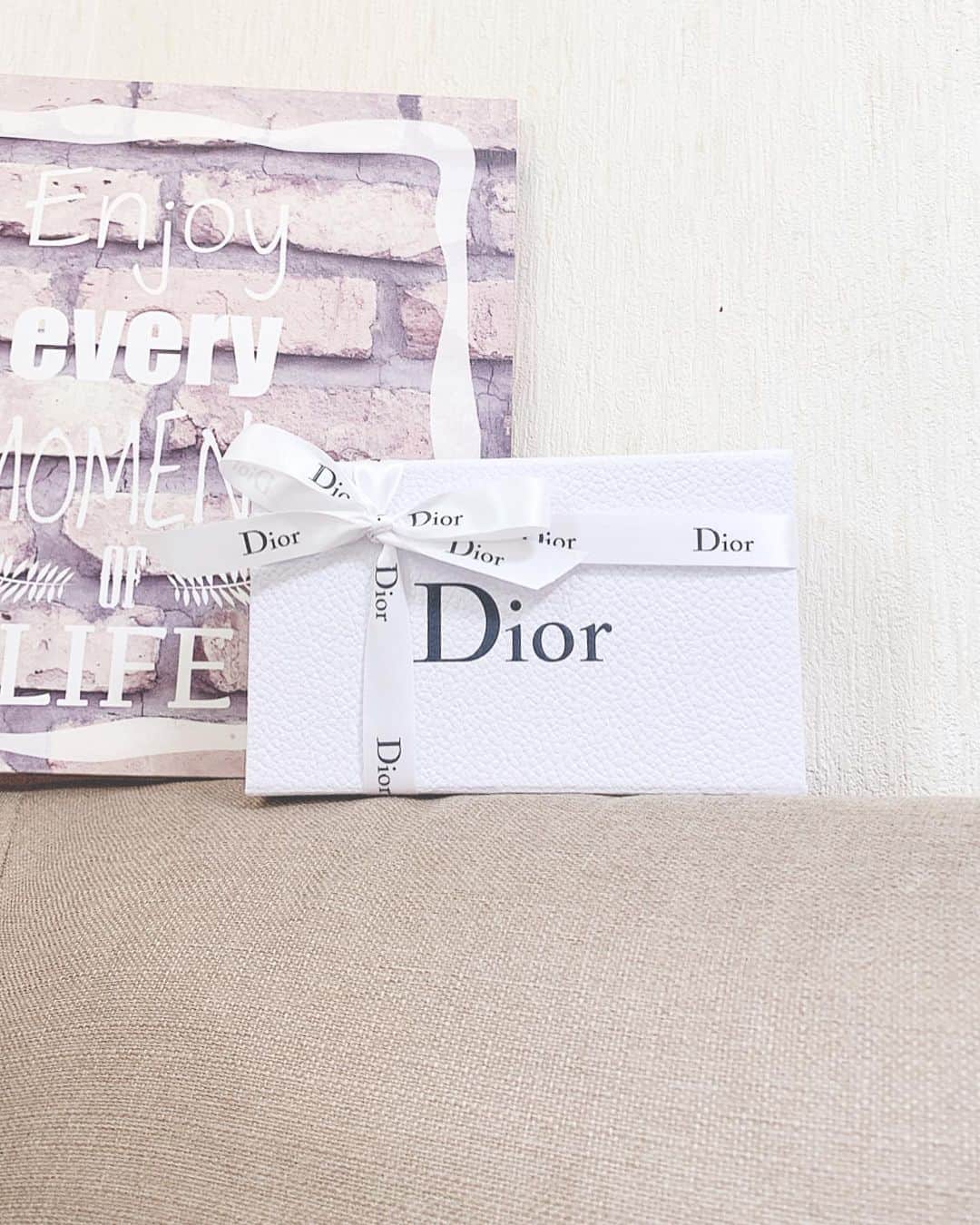 のインスタグラム：「Ms Dior💄﻿ ﻿ ﻿ のぞみちゃんに誕生日プレゼントに﻿ もらいました♡♡﻿ ﻿ ﻿ いつも優しくて、仕事かバリバリできて、﻿ 年上なのにパワフルで、体力えぐくて、尊敬している人！﻿ ﻿ ﻿ ありがとうございます❤﻿ ﻿ ﻿ ﻿ 最近プレゼントで、たくさんDiorをいただけて、﻿ Dior率が高くなってる💓﻿ ﻿ ﻿ ﻿ ﻿ この間、15年の付き合いをしている﻿ ヘアメイクのこばちゃんに、﻿ ﻿ 今のRumiの顔や雰囲気は、﻿ Diorか、GUERLAINが似合うよ❤️﻿ ﻿ って言われて、コバちゃんが使ってくれたパレットがよくて撮影帰りにすぐ買いに行っちゃった💓﻿ ﻿ ﻿ これからGUERLAINも注目したいなー♡」