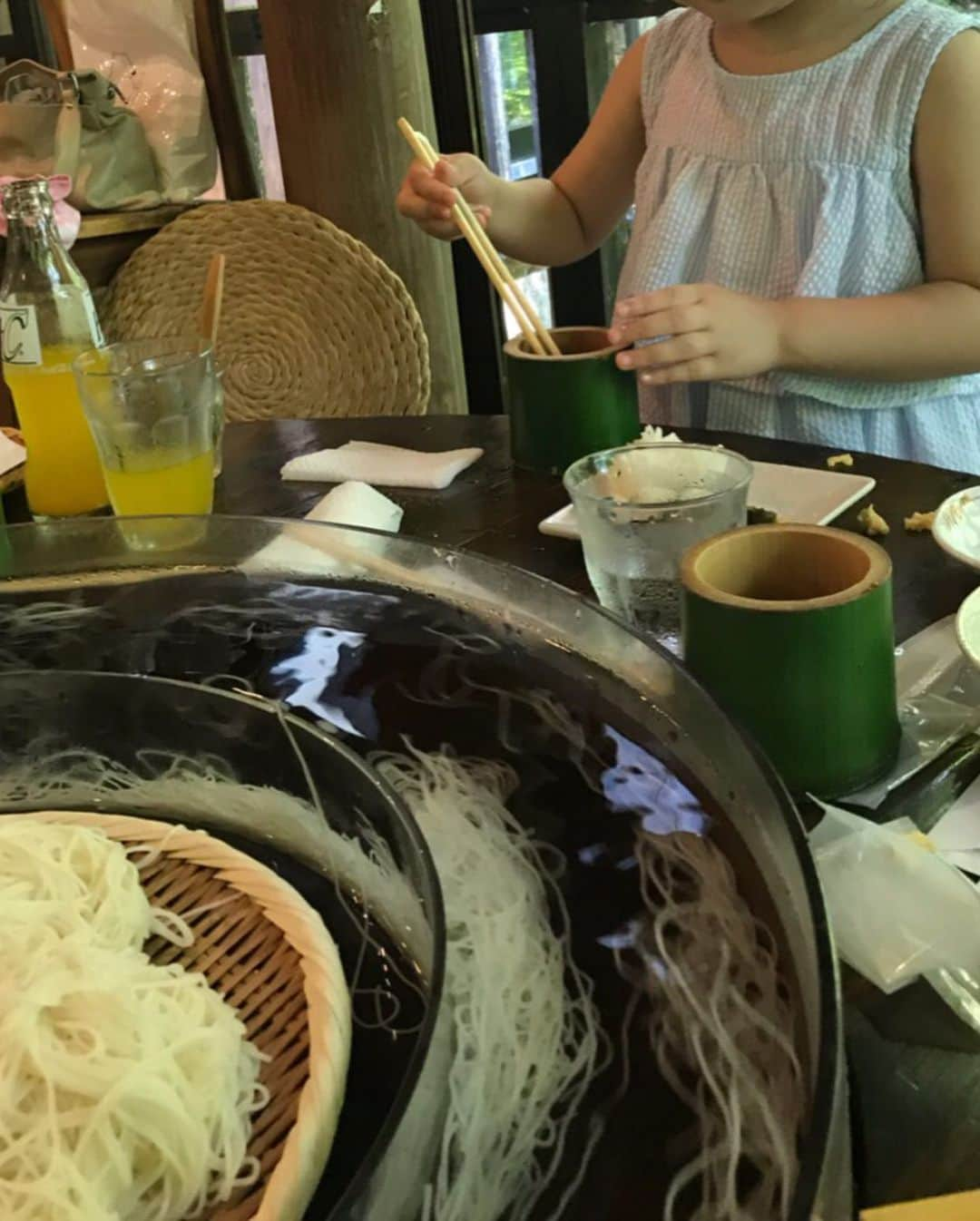 熊田曜子さんのインスタグラム写真 - (熊田曜子Instagram)「流しそうめん🎍 立って麺を取りはしゃぐ長女👧 丁寧に器に左手を添えて食べる次女 👧 豪快に手づかみ食べの三女👶 可愛いい💓  #流しそうめん #そうめん #素麺 #三姉妹 #長女 #6歳 #次女 #3歳 #三女 #1歳 #夏休み」8月4日 11時34分 - kumadayoko