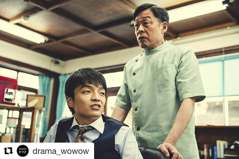 光石研さんのインスタグラム写真 - (光石研Instagram)「連続ドラマW「そして、生きる」が本日8月4日(日)22時から放送開始します。 岡田惠和さん、月川翔監督のタッグに素晴らしい出演者の皆さんと、重厚な作品となっております。泣けます。  是非ご覧下さい！✂️ 【by staff】  #Repost @drama_wowow (@get_repost) ・・・ . そして、生きる。 . 昔ながらの理髪店。真剣な光石さん💈 . 「連続ドラマW　そして、生きる」 8/4（日）よる10時スタート！ . 詳細は、プロフィールのURLから「連続ドラマW　そして、生きる」をチェック💡 Instagramで #撮影秘話 や #オフショット を紹介中🎥 . #有村架純 #坂口健太郎 #知英 #岡山天音 #萩原聖人 #光石研 #南果歩 #岡田惠和 #月川翔 #そして生きる #8月4日スタート #第1話無料放送 #毎週日曜夜10時 #ヒューマンラブストーリー #wowow #オリジナルドラマ #連続ドラマW #ドラマW #ドラマ」8月4日 11時34分 - kenmitsuishi_official