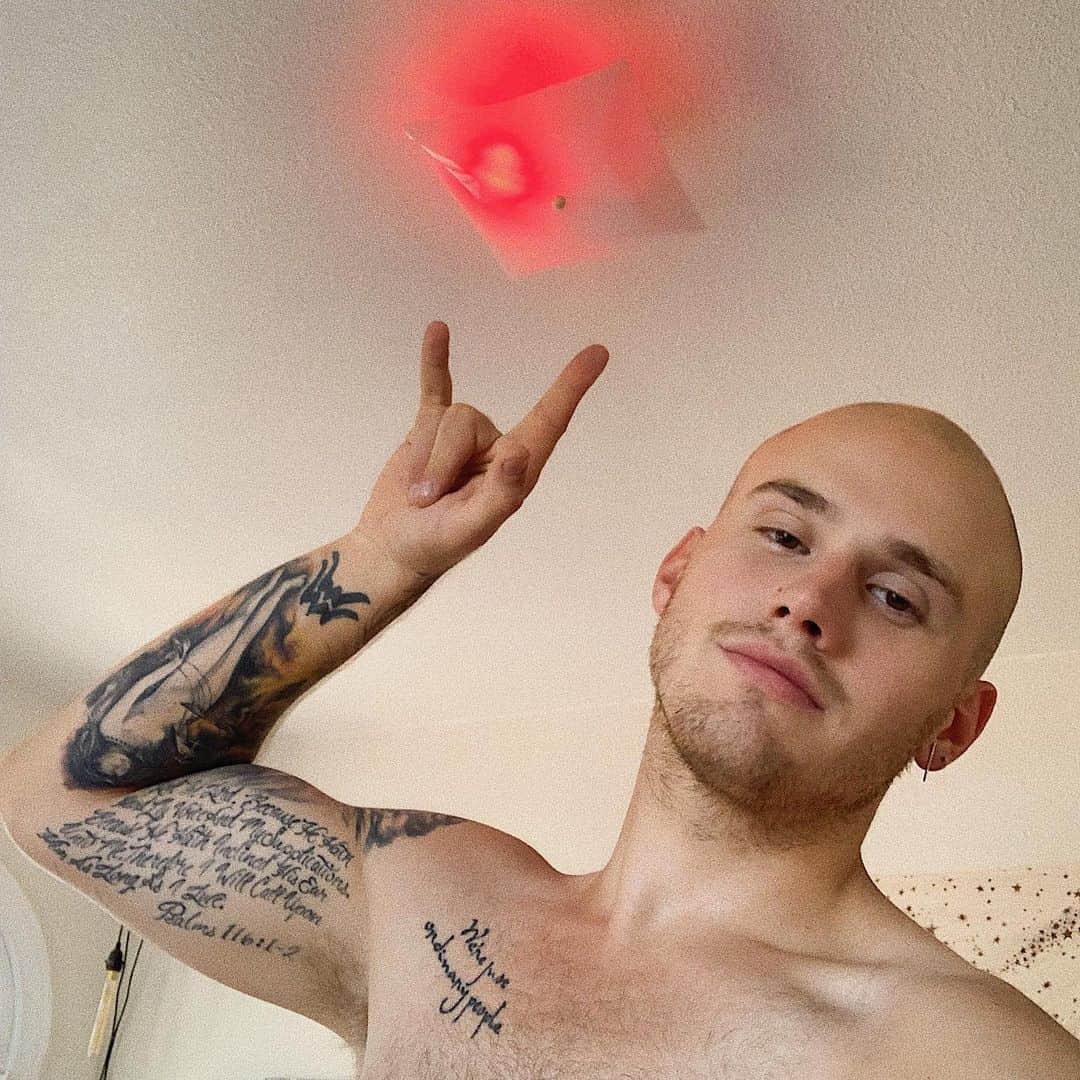 ブランドン・シェイアのインスタグラム：「Fun fact, I have a giant bible verse on my arm but I don’t believe in religion 😂  Feel free to scream at each other about it  in the comments below lolz.」