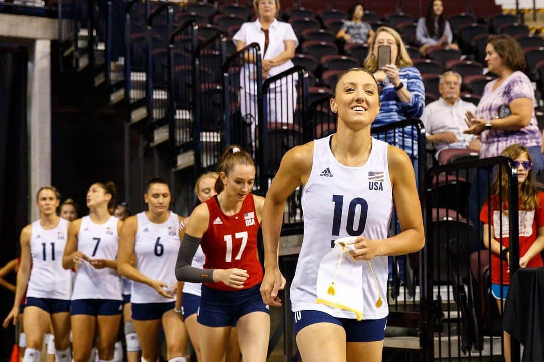 USA Volleyballさんのインスタグラム写真 - (USA VolleyballInstagram)「@usavwnt are 1 win from claiming a berth into the @FIVBVolleyball #Tokyo2020 Olympic Games, but it was not easy as @teamusa used a deep bench to rally past Bulgaria 21-25, 25-18, 21-25, 25-20, 15-10. Recap on usavolleyball.org.」8月4日 11時46分 - usavolleyball