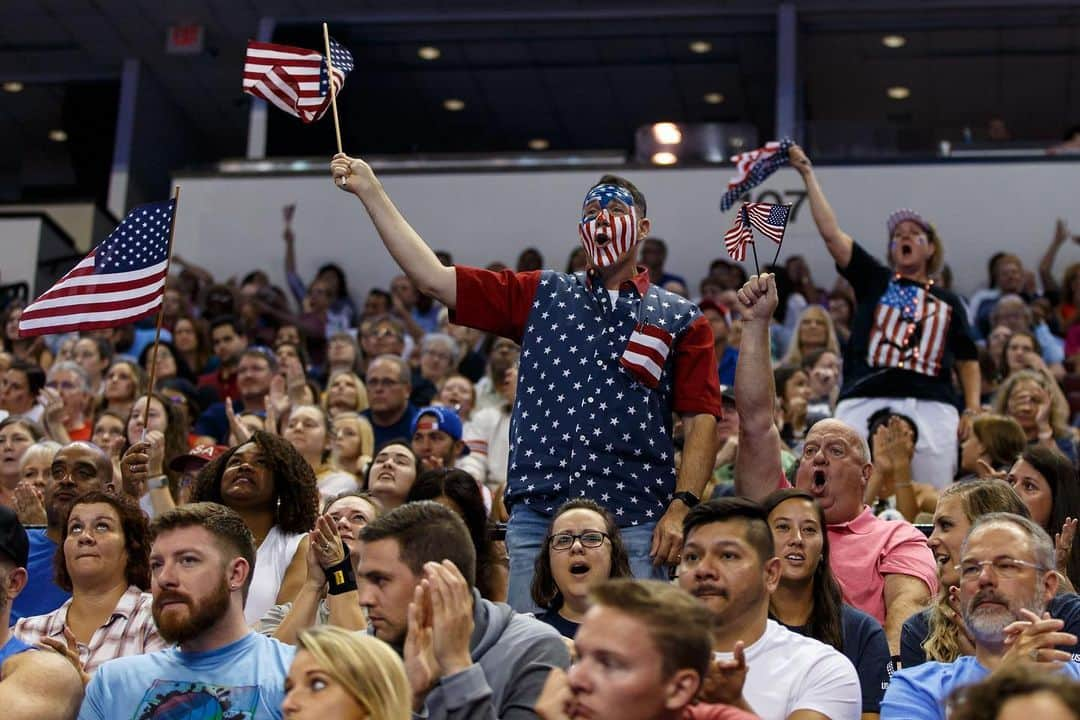 USA Volleyballさんのインスタグラム写真 - (USA VolleyballInstagram)「@usavwnt are 1 win from claiming a berth into the @FIVBVolleyball #Tokyo2020 Olympic Games, but it was not easy as @teamusa used a deep bench to rally past Bulgaria 21-25, 25-18, 21-25, 25-20, 15-10. Recap on usavolleyball.org.」8月4日 11時46分 - usavolleyball