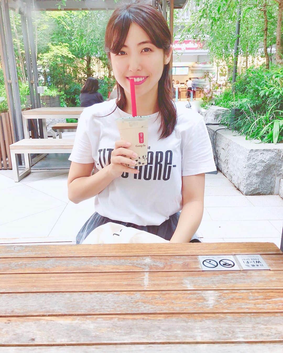 のインスタグラム：「髪のびたな〜☘️ 去年の今頃ショートカットだったのが信じられないくらい髪伸びた🧡﻿ ﻿ ﻿ ひっさしぶりにタピオカ食べた🗣🧡﻿ 三越前の#ゴンチャ﻿ あんまり並んでなかったし﻿ 目の前にある ゆったりしたところで飲めるのがいい🐶﻿ 神社の隣の広場にベンチとかテーブルがあるの⛩ ここいいなぁ♪ オフィス街とコレド室町の付近で 広々して落ち着いた雰囲気🥰 ﻿ ﻿ #タピオカ#三越前#こやゆりフード#タピオカグラム #タピ活  #gongcha #ミルクティー#Tシャツ」