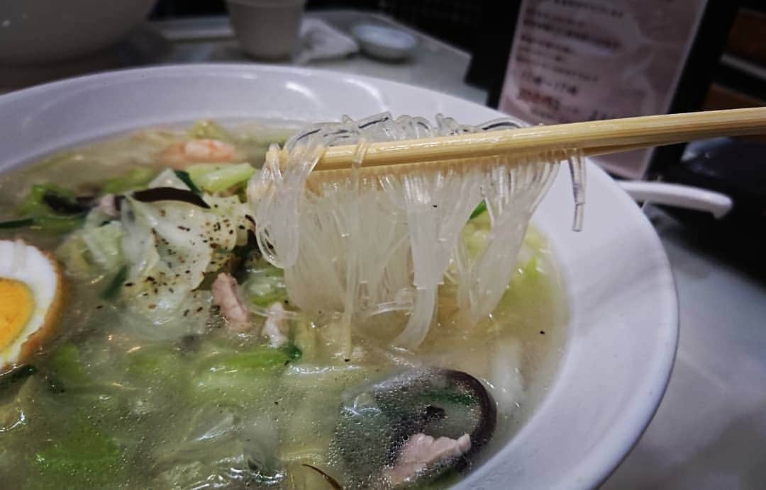 松本康太さんのインスタグラム写真 - (松本康太Instagram)「熊本グルメ♪『タイピーエン』鶏ガラベースで麺が春雨でヘルシー♪少し硬めの春雨なので食べごたえもあります＼(^o^)／！美味しい！今日も熊本の「マチナカスポーツフェスタ」に出てます♪ネタステージは①13時頃～ ②15時30分頃～ です♪ぜひ下通り商店街まで♪可愛い似顔絵いただきました(^○^) #熊本 #タイピーエン #春雨 #鶏ガラ #紅蘭亭 #旨い #マチナカスポーツフェスタ #テレビ熊本 #下通り #レギュラー松本 #あるある探検隊 #ランチ」8月4日 11時47分 - aruarutankentai.matsumoto