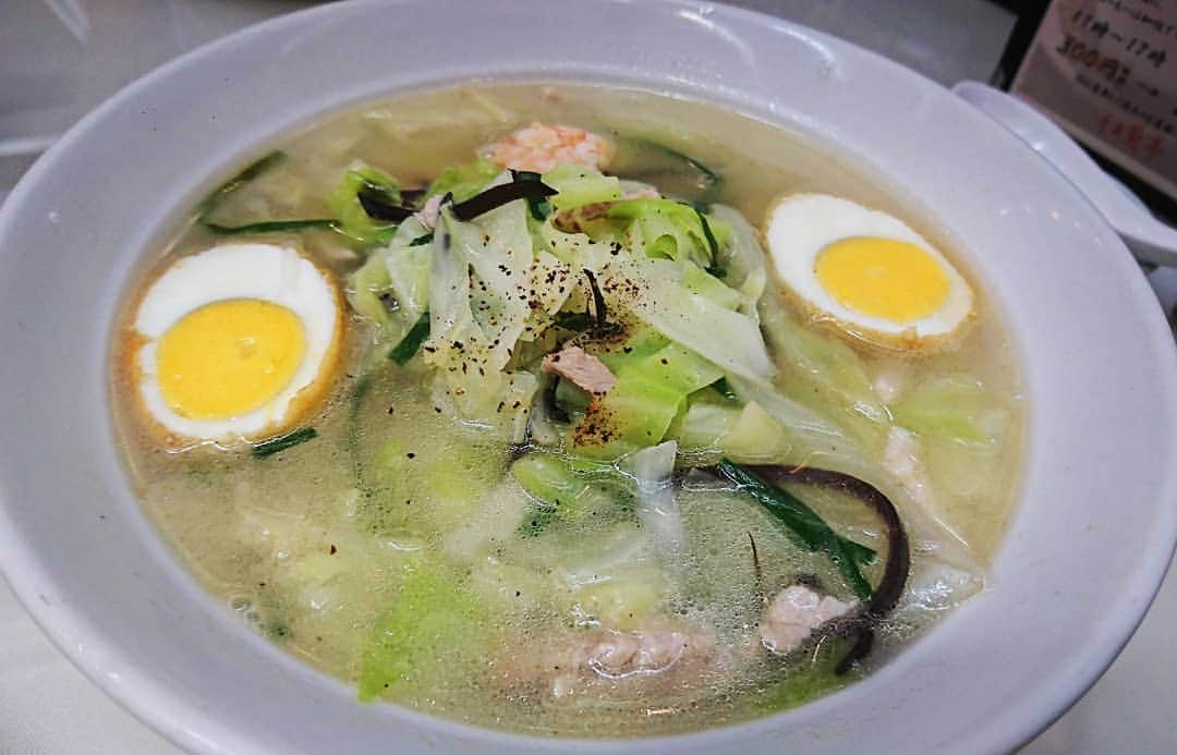 松本康太さんのインスタグラム写真 - (松本康太Instagram)「熊本グルメ♪『タイピーエン』鶏ガラベースで麺が春雨でヘルシー♪少し硬めの春雨なので食べごたえもあります＼(^o^)／！美味しい！今日も熊本の「マチナカスポーツフェスタ」に出てます♪ネタステージは①13時頃～ ②15時30分頃～ です♪ぜひ下通り商店街まで♪可愛い似顔絵いただきました(^○^) #熊本 #タイピーエン #春雨 #鶏ガラ #紅蘭亭 #旨い #マチナカスポーツフェスタ #テレビ熊本 #下通り #レギュラー松本 #あるある探検隊 #ランチ」8月4日 11時47分 - aruarutankentai.matsumoto