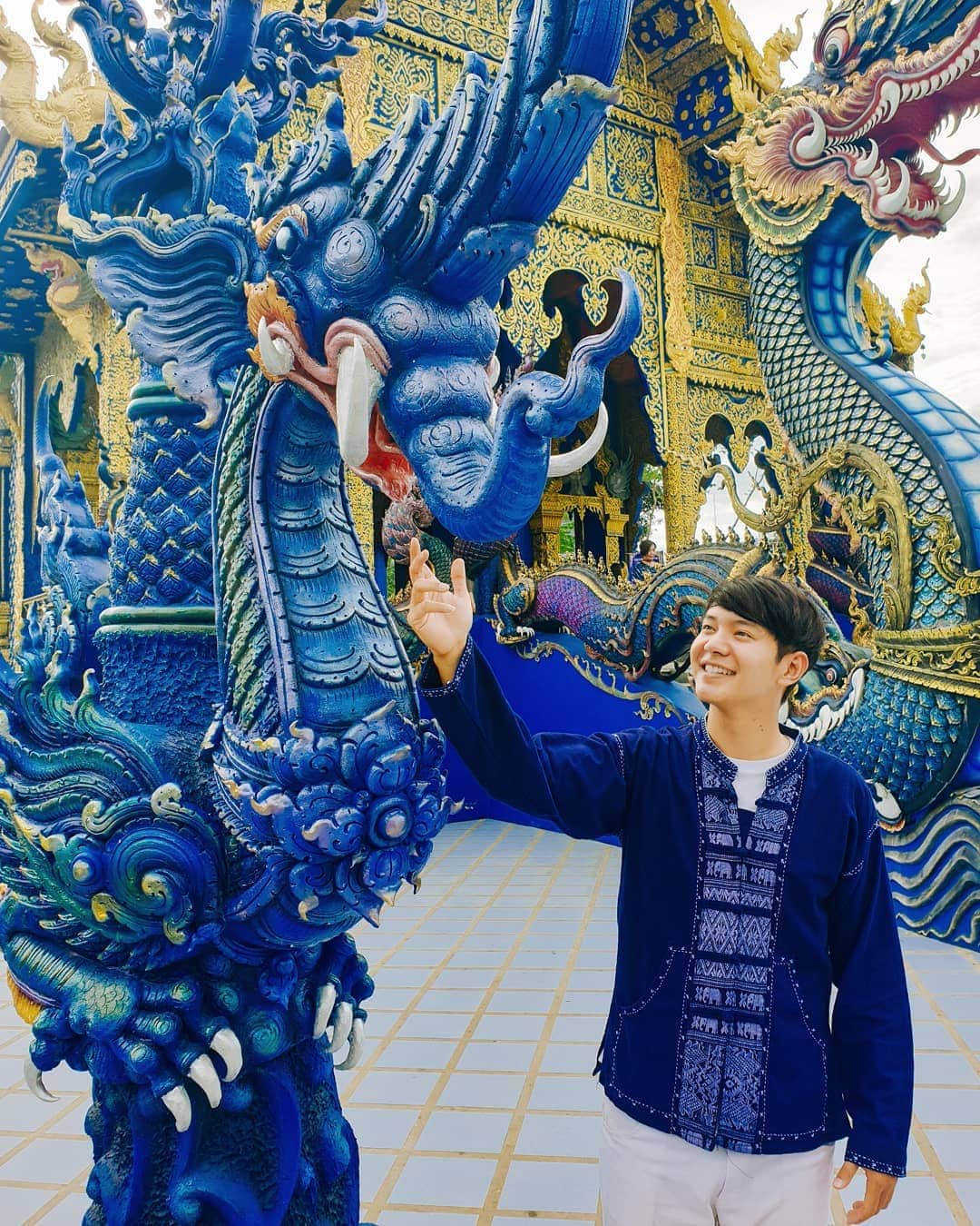 アイス・サランユーのインスタグラム：「แช่มช้อย โสภา โวหา ใดจะเปรย งดงาม เหลือเกิน ใจเพลิน เกินเอื้อนเอ่ย #เที่ยวทั่วไทยกับไอซ์ศรัณยู  #เชียงราย  #วัดร่องเสือเต้น」