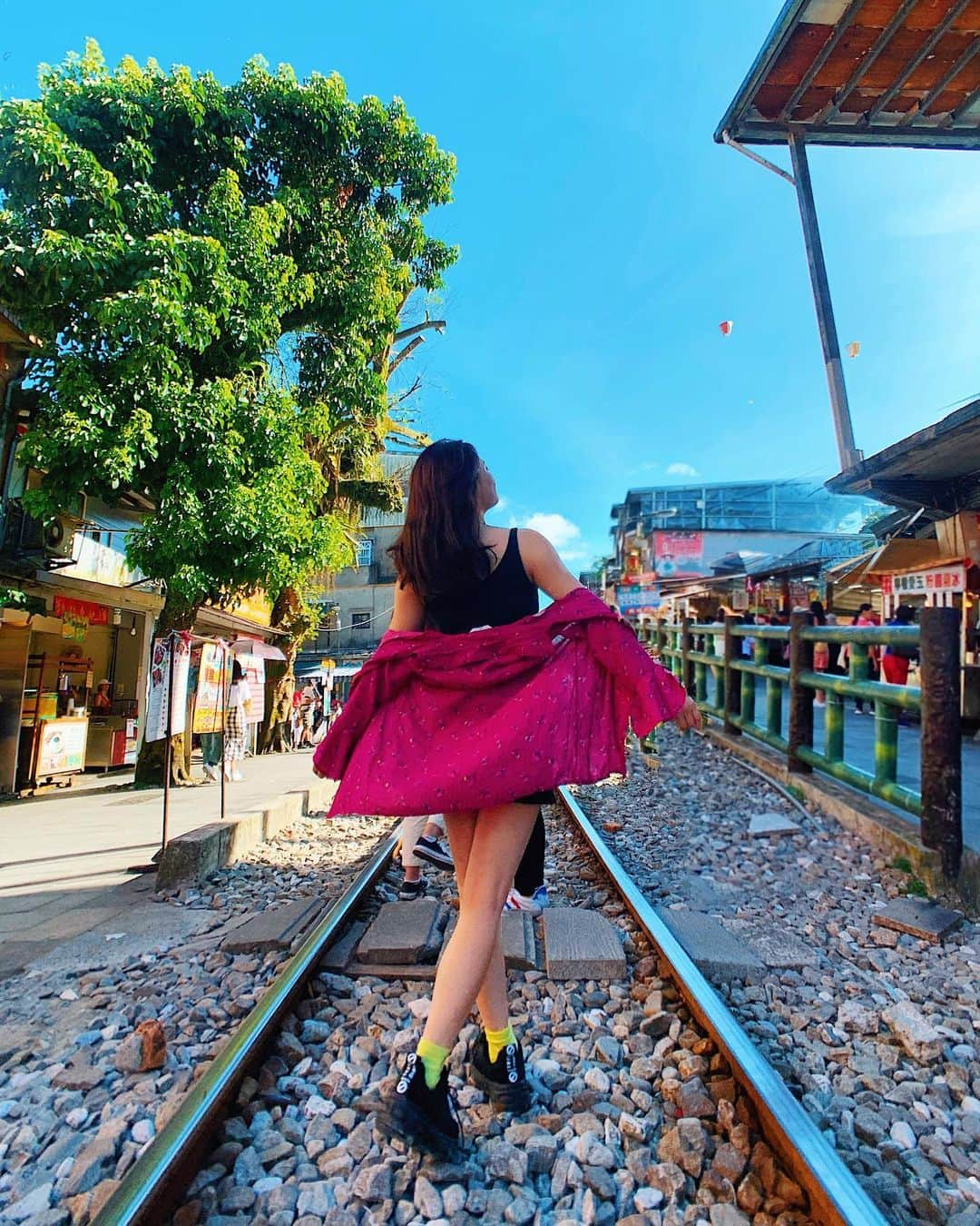 東條公美さんのインスタグラム写真 - (東條公美Instagram)「There’s so much left to explore🎈 ・ ・ ・ ・ #台湾 #台北 #台湾女子旅 #台北 #親子旅行 #母娘旅行 #アジア旅行 #九份 #十份 #十份老街 #ランタン #taiwan #asiantravel #asiantrip #taipeitravel #taipeigram #taipeiportrait #femaletravel #babeswhowander #femmetravels #femmetraveler #girlstraveldiary #womenwhowander #womentravelers #ladiesgoneglobal #mytraveldiary #ladiestravelgram #lanthanum」8月4日 11時50分 - tomomi_tojo