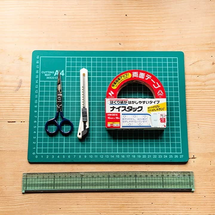 ゼクシィさんのインスタグラム写真 - (ゼクシィInstagram)「【超ビギナー専用🌟花嫁の手作り 『フォトジェニック』IDEA～ミニボトルの席札～】 . アイテム自体はフォトジェニックなのに、 作り方はとっても簡単😆🎵 そんなビギナー専用手作りアイデアをご紹介❣️ . 「メッセージ入りミニボトルの席札」 小さめのガラス瓶に、ゲストの名前とサムシングブルーや ゴールドのリボンをきゅっと巻き付けるだけで、 おしゃれな席札に🔖💙 ゲストへのメッセージをくるくる丸めて、 瓶の中に入れておけば、ゲストが開けて広げる楽しみも☺️❣️ . DIYで用意するのはこちら✔️ ＜材料＞ ●ゲストの名前を印刷したトレーシングペーパー （画材店や文房具店で販売されている薄い紙。 自宅のプリンターで印刷する。 名前のタグは縦1cm×横14cm） ●ガラスの香水瓶　高さ8～10cm （もしくはメディシンボトル。雑貨店などで販売） ●カラートレーシングペーパー（ブルー）縦3cm×横6cm （画材店や文房具店で販売されている色付きの薄い紙） ●ラメ入りリボン（ゴールド）幅0.8cm×長さ30cm ●ブレードリボン（ゴールド）幅0.8cm×長さ30cm ●オーガンジーリボン（ブルー）幅0.8cm×長さ30cm ●サテンリボン（スモーキーブルー）幅0.8cm×長さ30cm （リボンは全て手芸用品店などで販売） . ＜道具＞ ●はさみ ●カッター ●カッターマット ●両面テープ　幅15mm ●定規 . 作り方の詳細は、#ゼクシィアプリ 記事をチェック👀✨ 「【超ビギナー専用】花嫁の手作り 『フォトジェニック』IDEA ~JUNE Lesson1~」 . . +♥+:;;;:+♥+:;;;:+♥+:;;;:+♥+:;;;:+♥+:;;;:+♥ . プロポーズから結婚式まで素敵なお写真募集中！ . ゼクシィ公式アカウントでお写真を紹介してみませんか？ 【#ゼクシィ2019】 を付けて投稿してください📷💕 . +♥+:;;;:+♥+:;;;:+♥+:;;;:+♥+:;;;:+♥+:;;;:+♥ . ▼花嫁さんダウンロード数No.1 ゼクシィアプリはURLから👰💐 @zexyrecruit . . . #テーブル装飾#テーブル装花#ゲストテーブル#メインテーブル#ゲストテーブル装飾 _ #ゲストテーブル装花#テーブルコーディネート#卓上装花#披露宴装花#席札#席札diy#手作り席札#卒花#卒花嫁 _ #2019冬婚#2019秋婚#2019夏婚#花嫁diy#結婚準備#結婚式準備#全国のプレ花嫁さんと繋がりたい#日本中のプレ花嫁さんと繋がりたい#サムシングブルー#ウェディング _ #プレ花嫁#ゼクシィ#ちーむゼクシィ#プロポーズされたらゼクシィ」8月4日 12時03分 - zexyrecruit